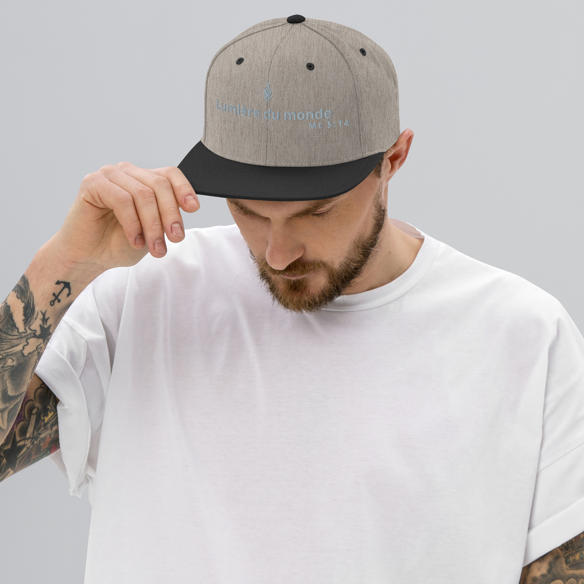 Casquette snapback KHAWNAN noir, parole « Lumière du monde », vue de face.