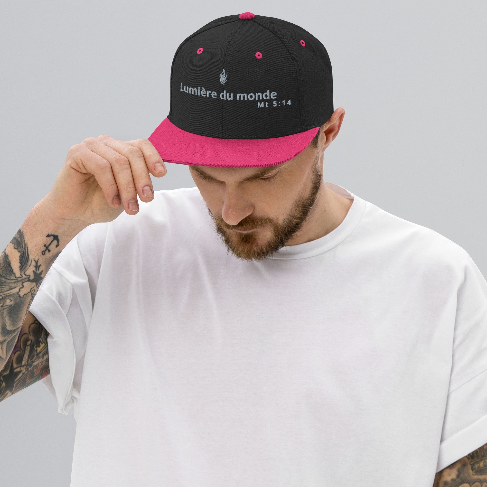 Casquette snapback KHAWNAN noir, parole « Lumière du monde », vue de face.