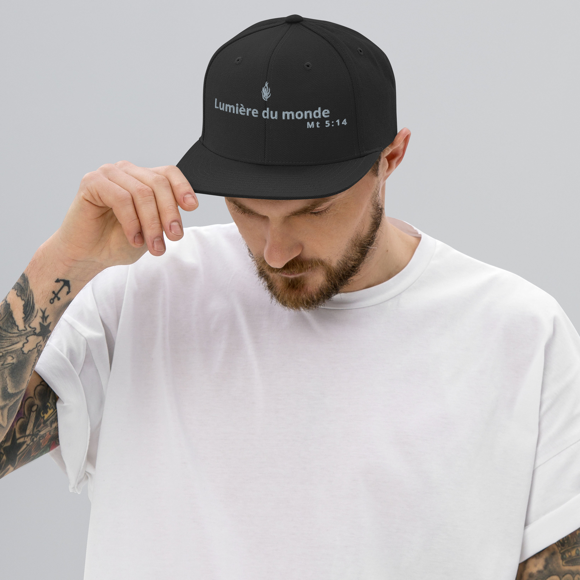 Casquette snapback KHAWNAN noir, parole « Lumière du monde », vue de face.
