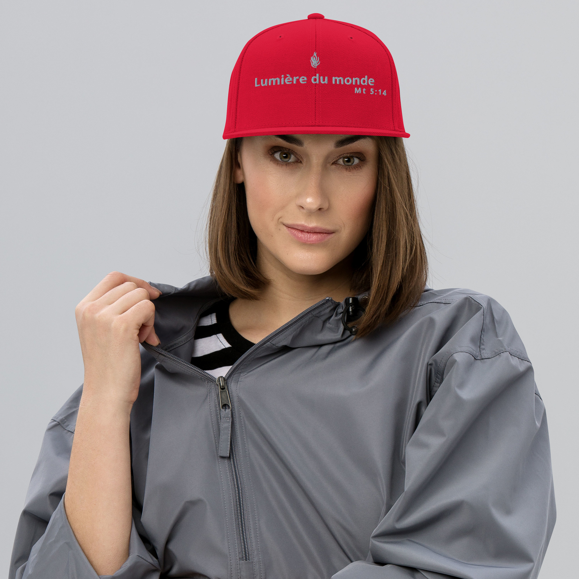Casquette snapback KHAWNAN rouge, parole « Lumière du monde », vue de face.