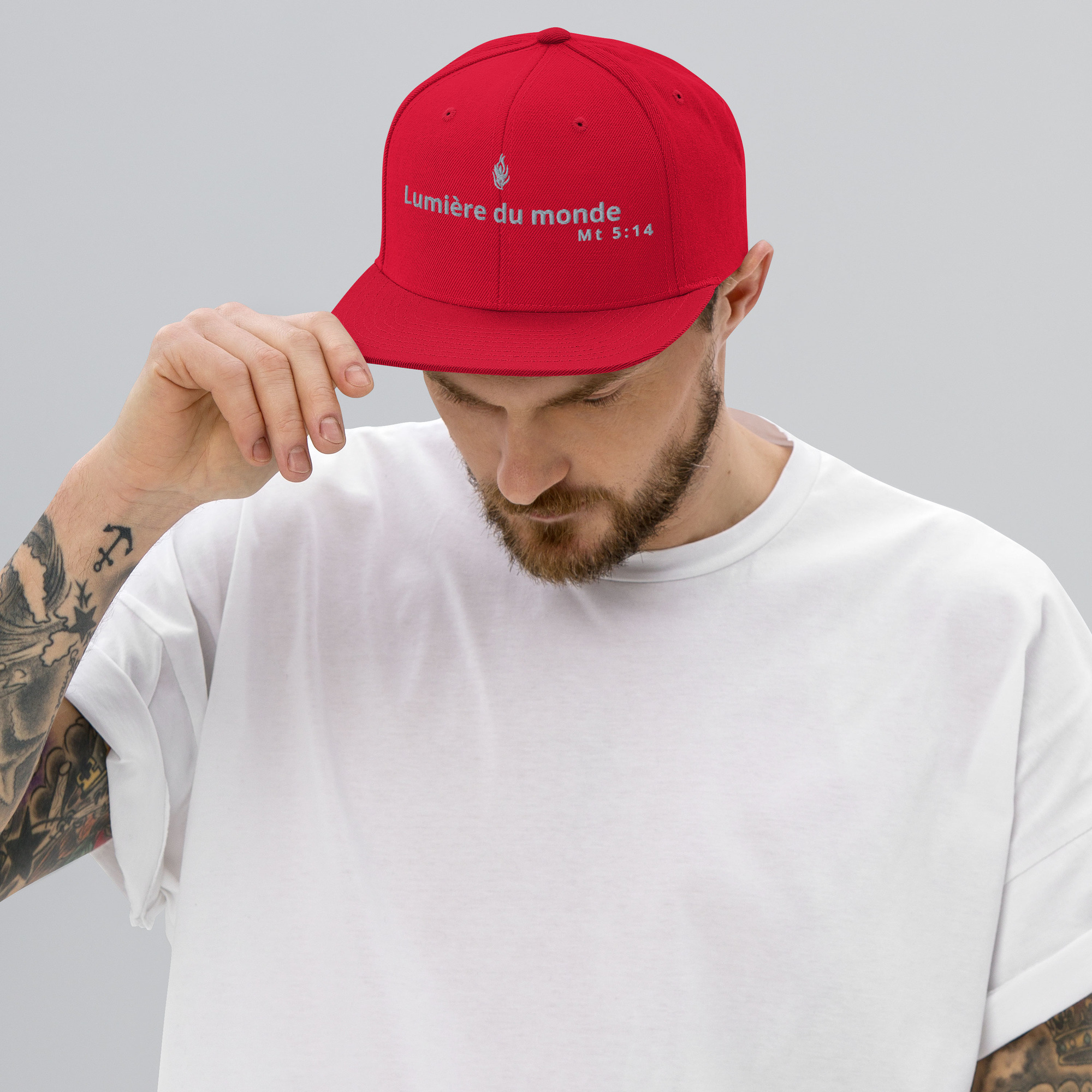 Casquette snapback KHAWNAN rouge, parole « Lumière du monde », vue de face.