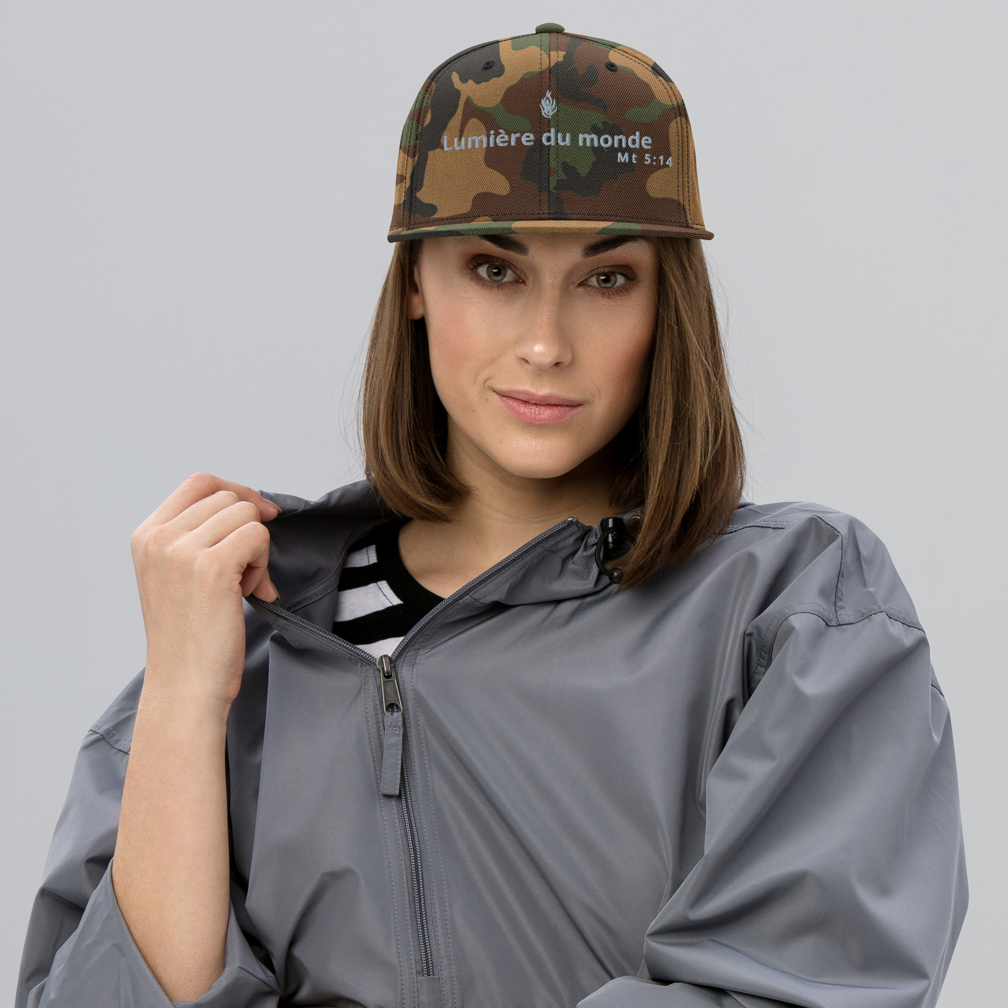Casquette snapback KHAWNAN camouflage vert, parole « Lumière du monde », vue de face.