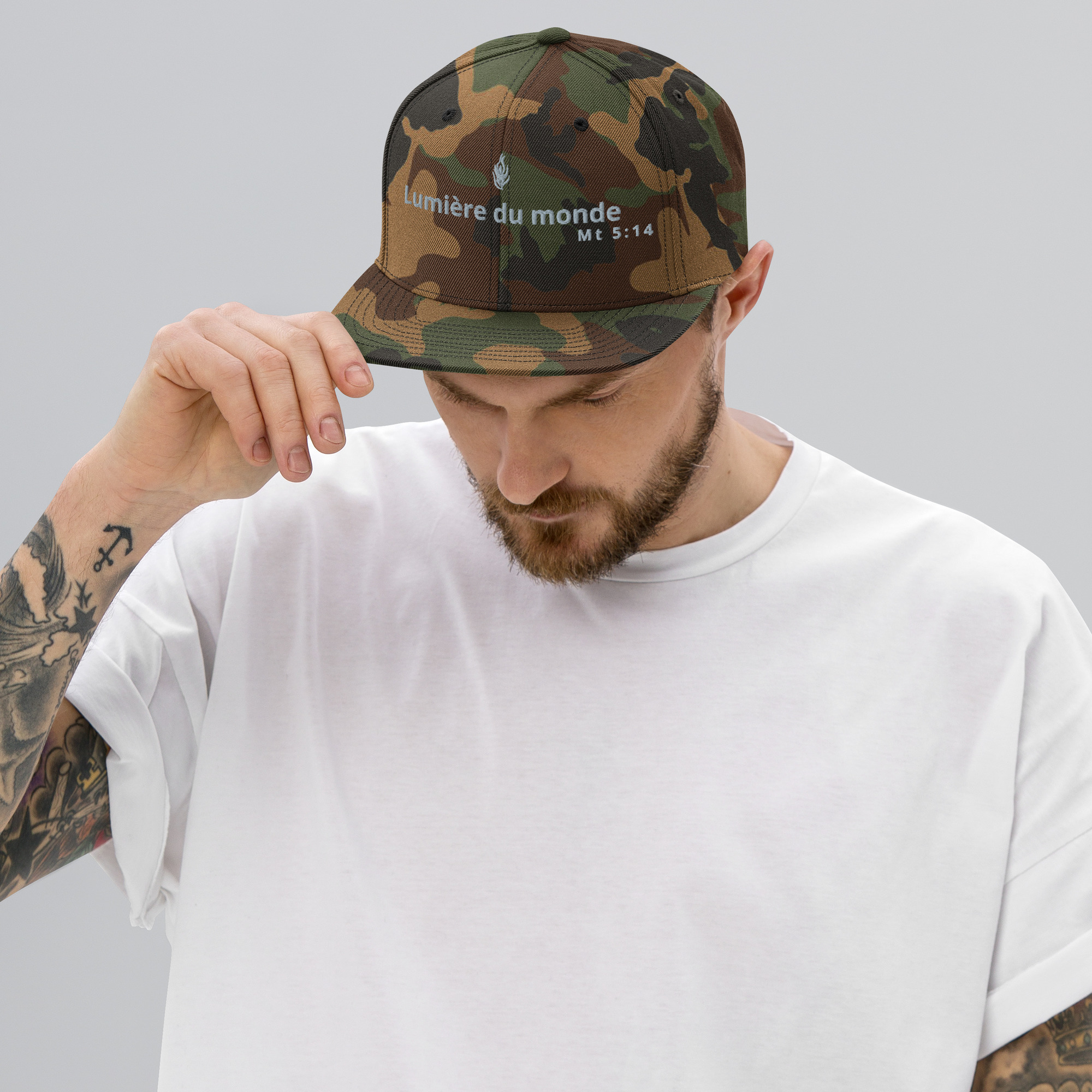 Casquette snapback KHAWNAN, parole « Lumière du monde », vue de face.