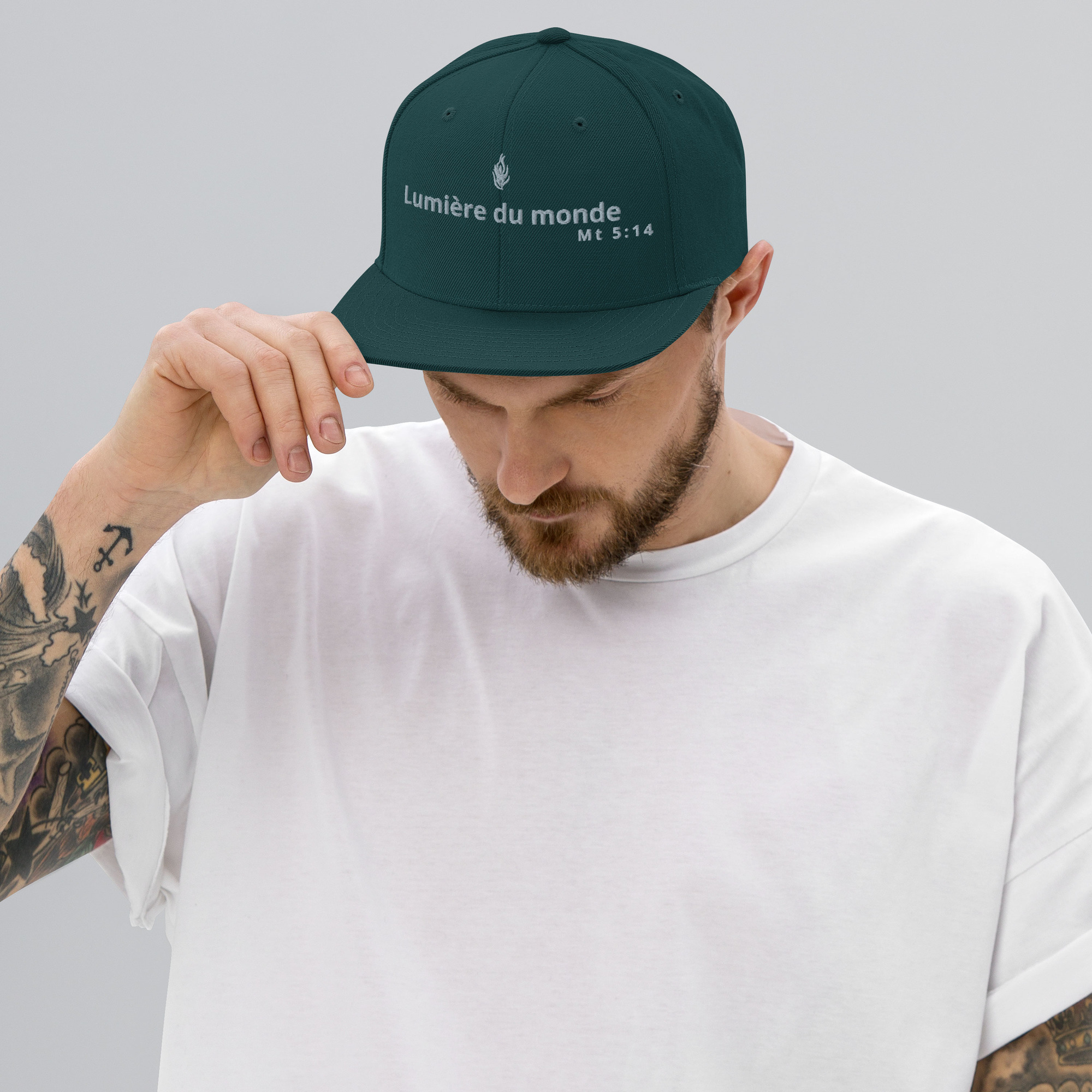 Casquette snapback KHAWNAN, parole « Lumière du monde », vue de face.