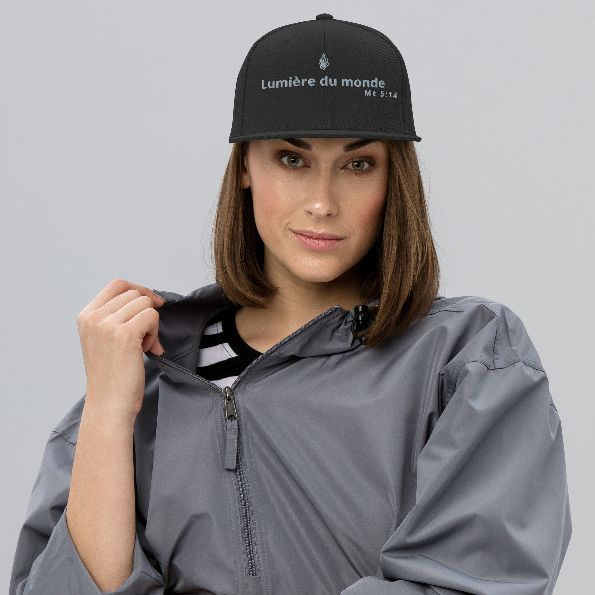 Casquette snapback KHAWNAN noir, parole « Lumière du monde ».