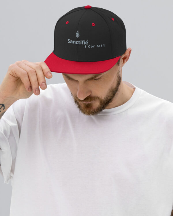 Casquette snapback KHAWNAN noir / rouge, parole « Sanctifié ».