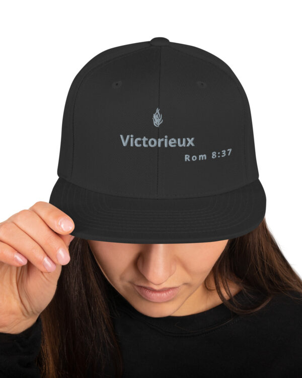 Casquette snapback KHAWNAN noir, parole « Victorieux ».