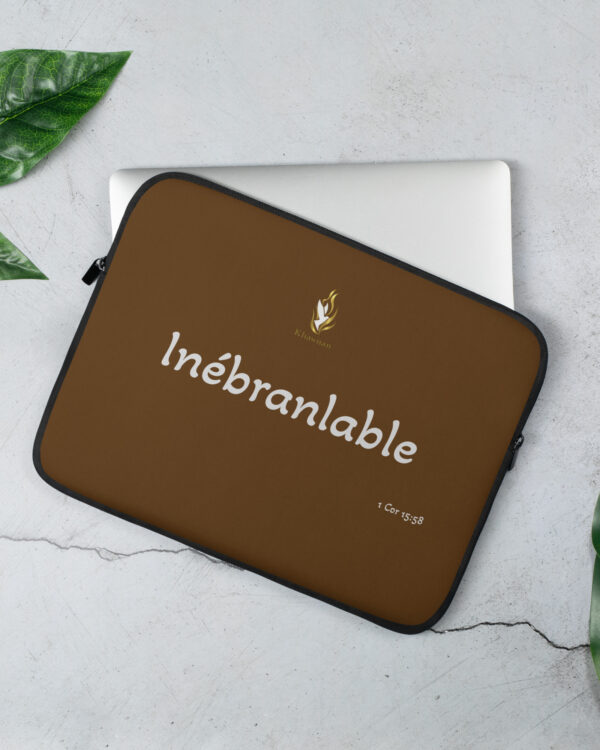 Housse pour ordinateur portable KHAWNAN, parole « Inébranlable ».