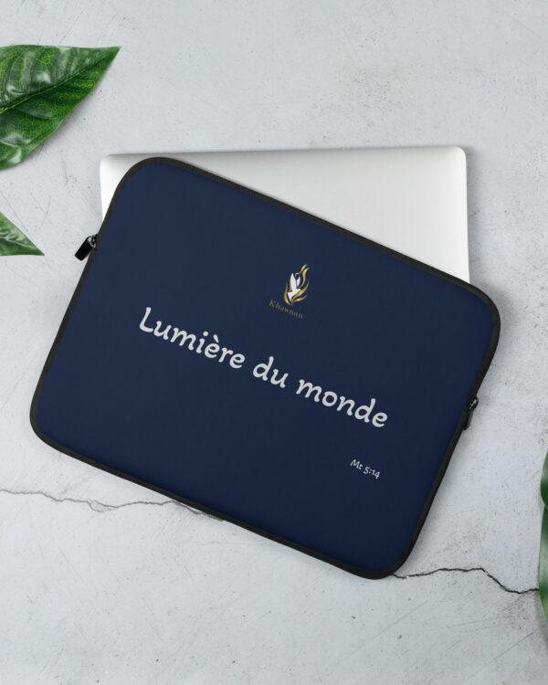 Housse pour ordinateur portable KHAWNAN, parole « Lumière du monde ».