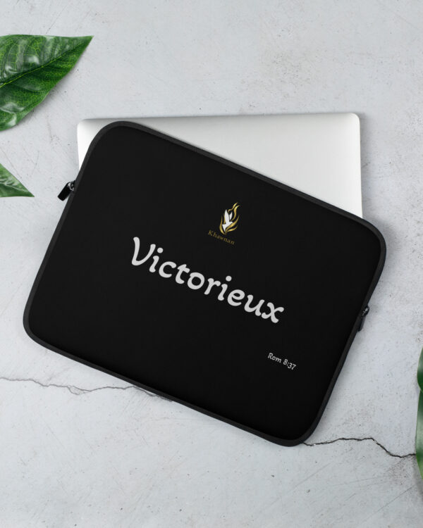 Housse pour ordinateur portable KHAWNAN, parole « Victorieux ».