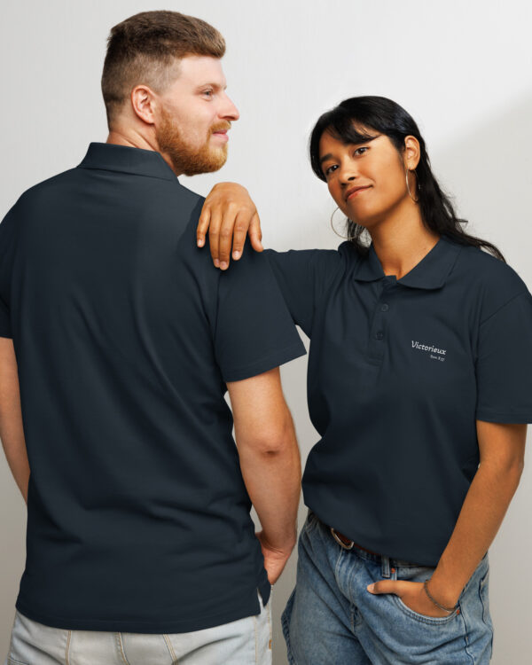Polo piqué unisexe KHAWNAN bleu marine, parole « Victorieux ».