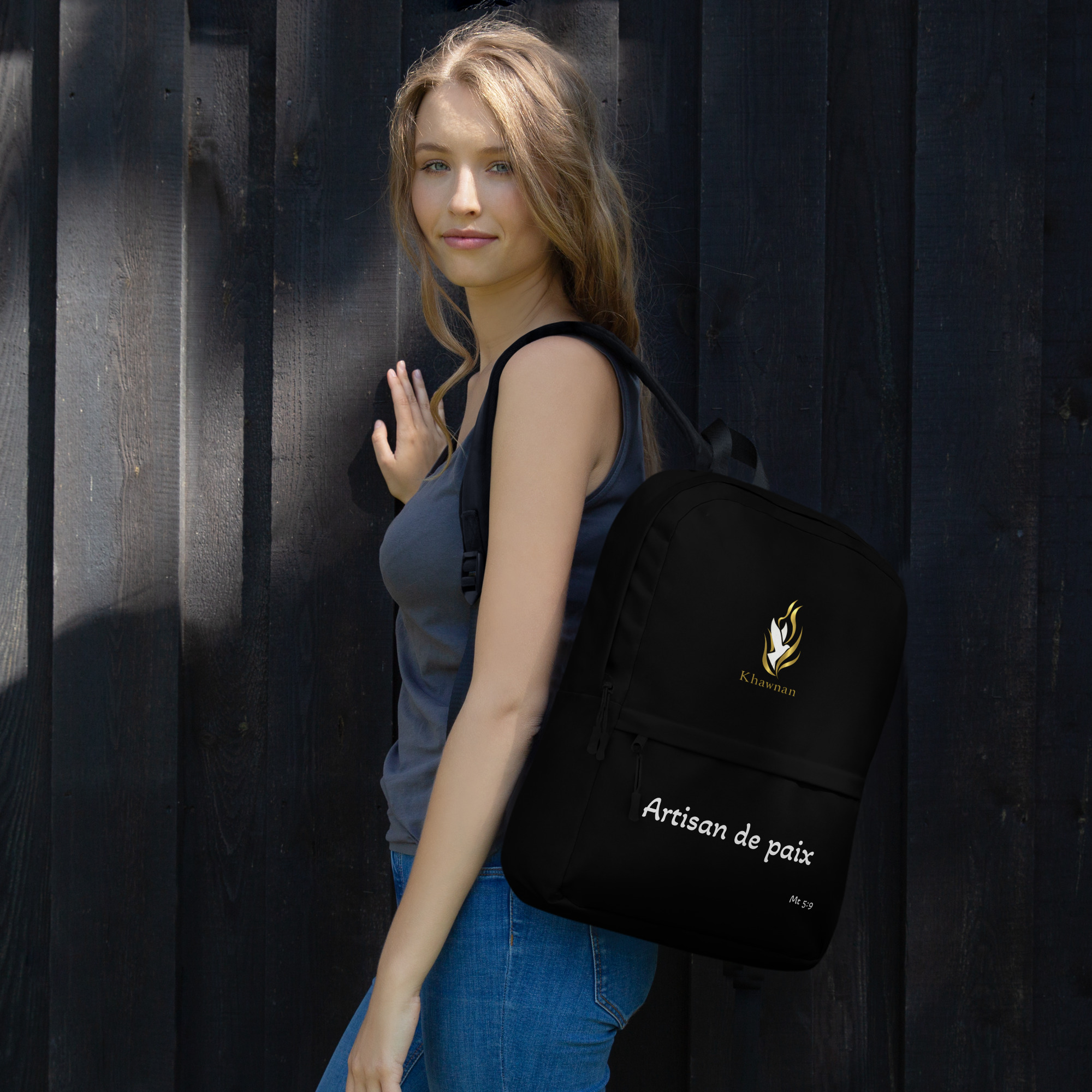 Sac à dos KHAWNAN blanc, parole « Artisan de paix », vue de droite.
