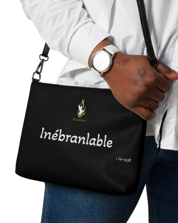 Sac en bandoulière KHAWNAN, parole « Inébranlable ».