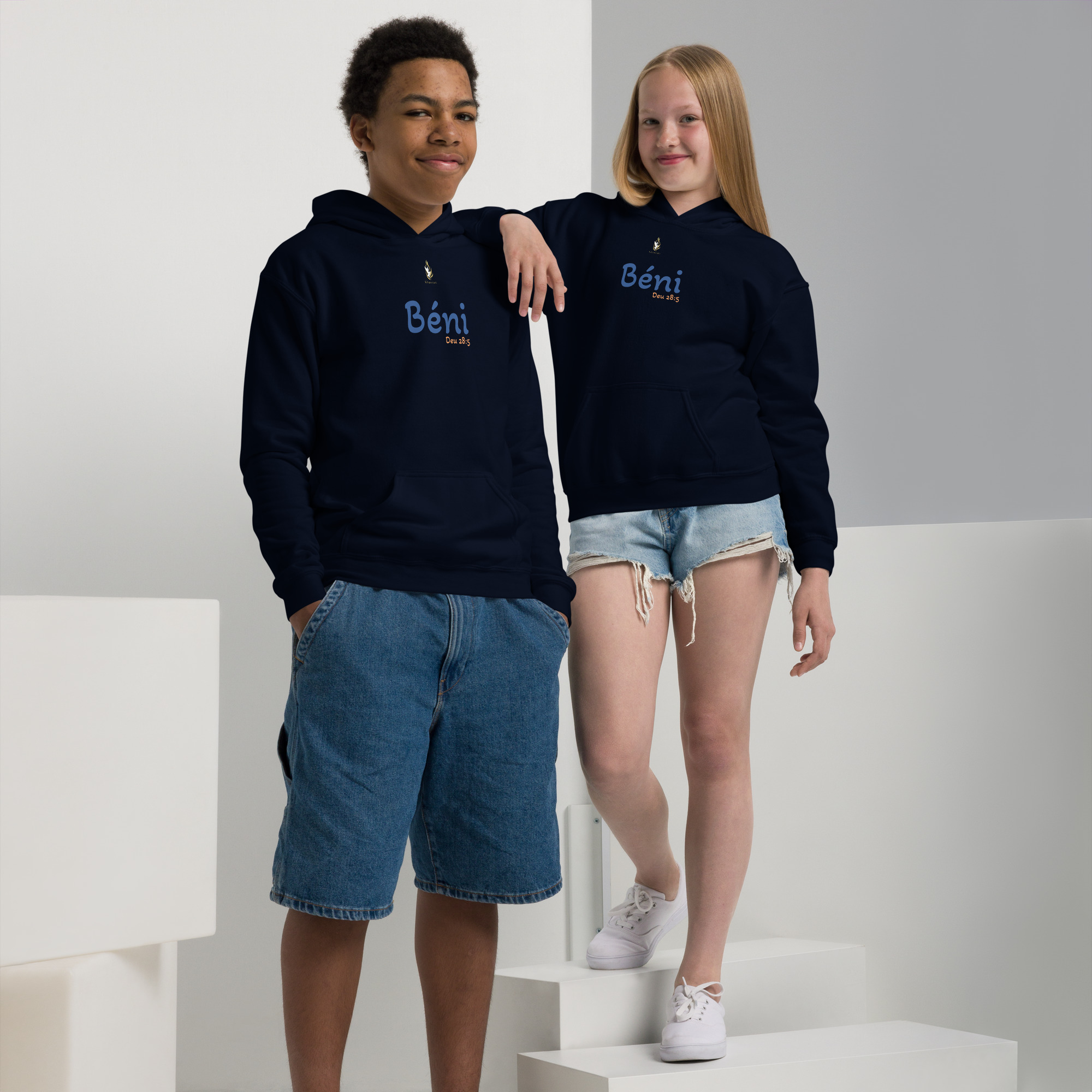 Sweat à capuche enfant KHAWNAN bleu marine, parole « Béni », vue de face.