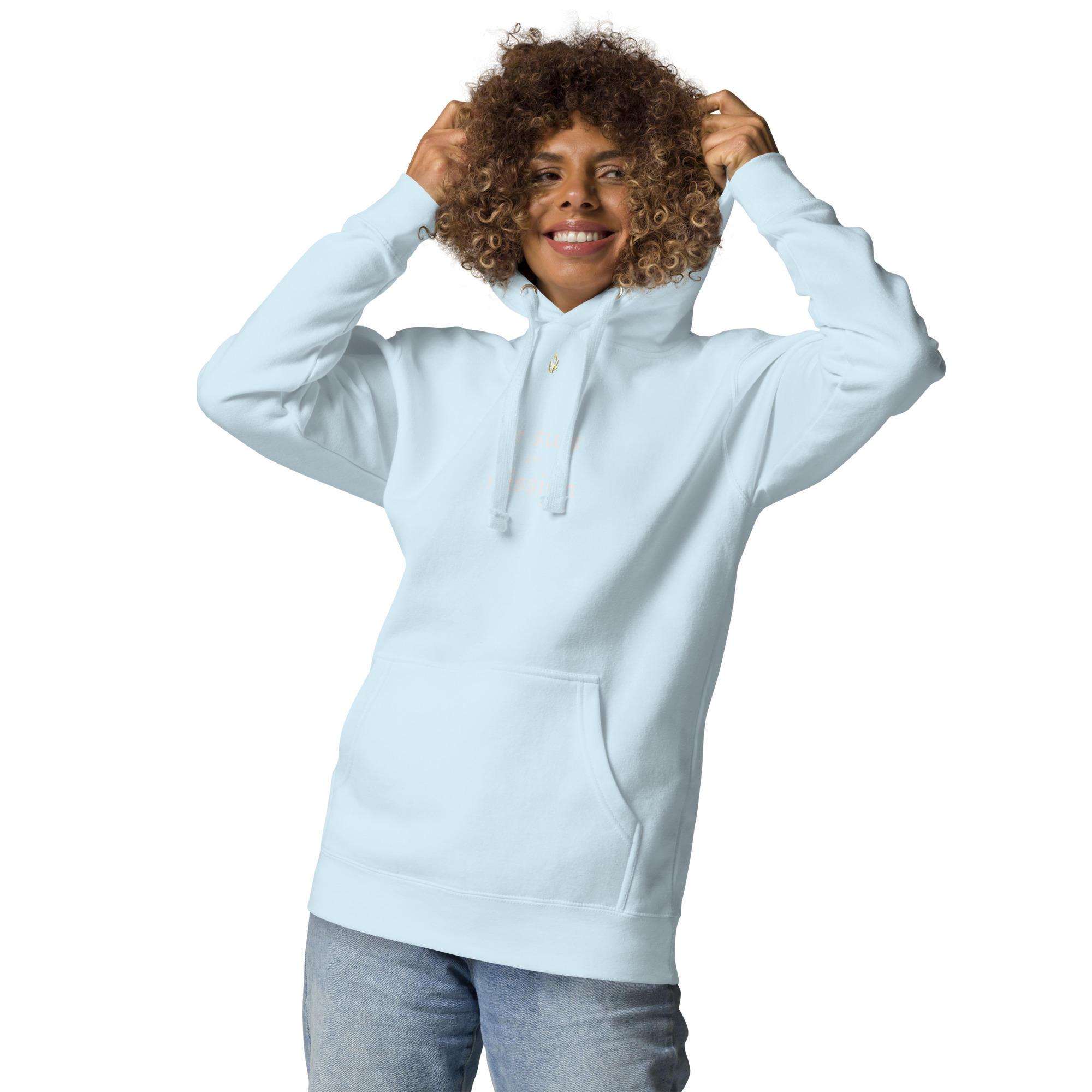 Sweat à capuche unisexe KHAWNAN bleu ciel, parole « Je suis en mission », vue de face.