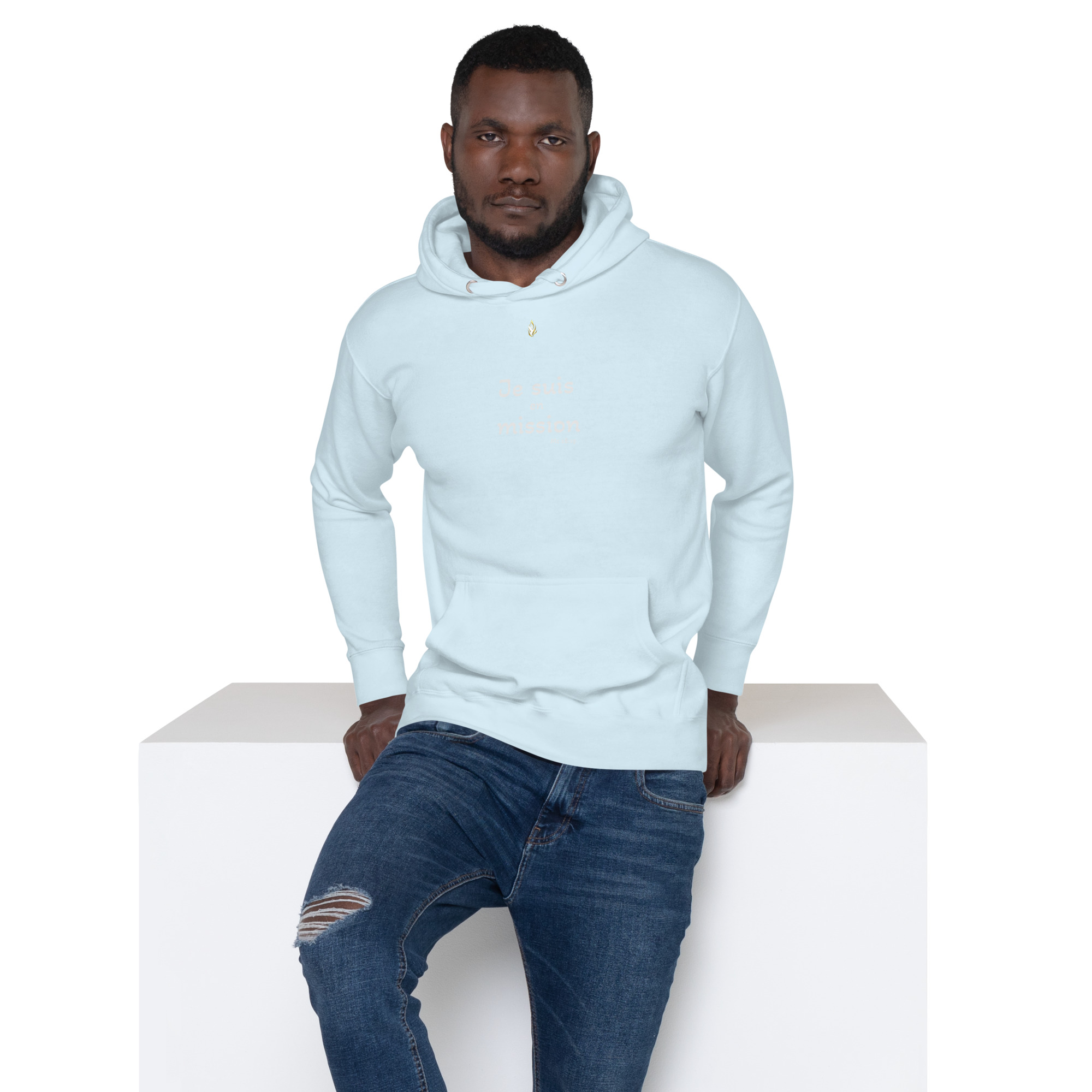 Sweat à capuche unisexe KHAWNAN bleu ciel, parole « Je suis en mission », vue de face.