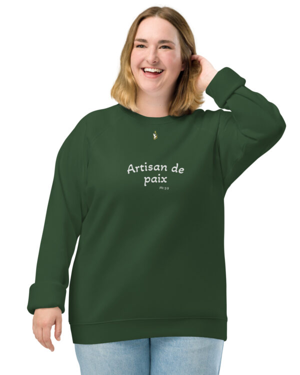 Sweatshirt écologique unisexe KHAWNAN vert bouteille, parole « Artisan de paix ».