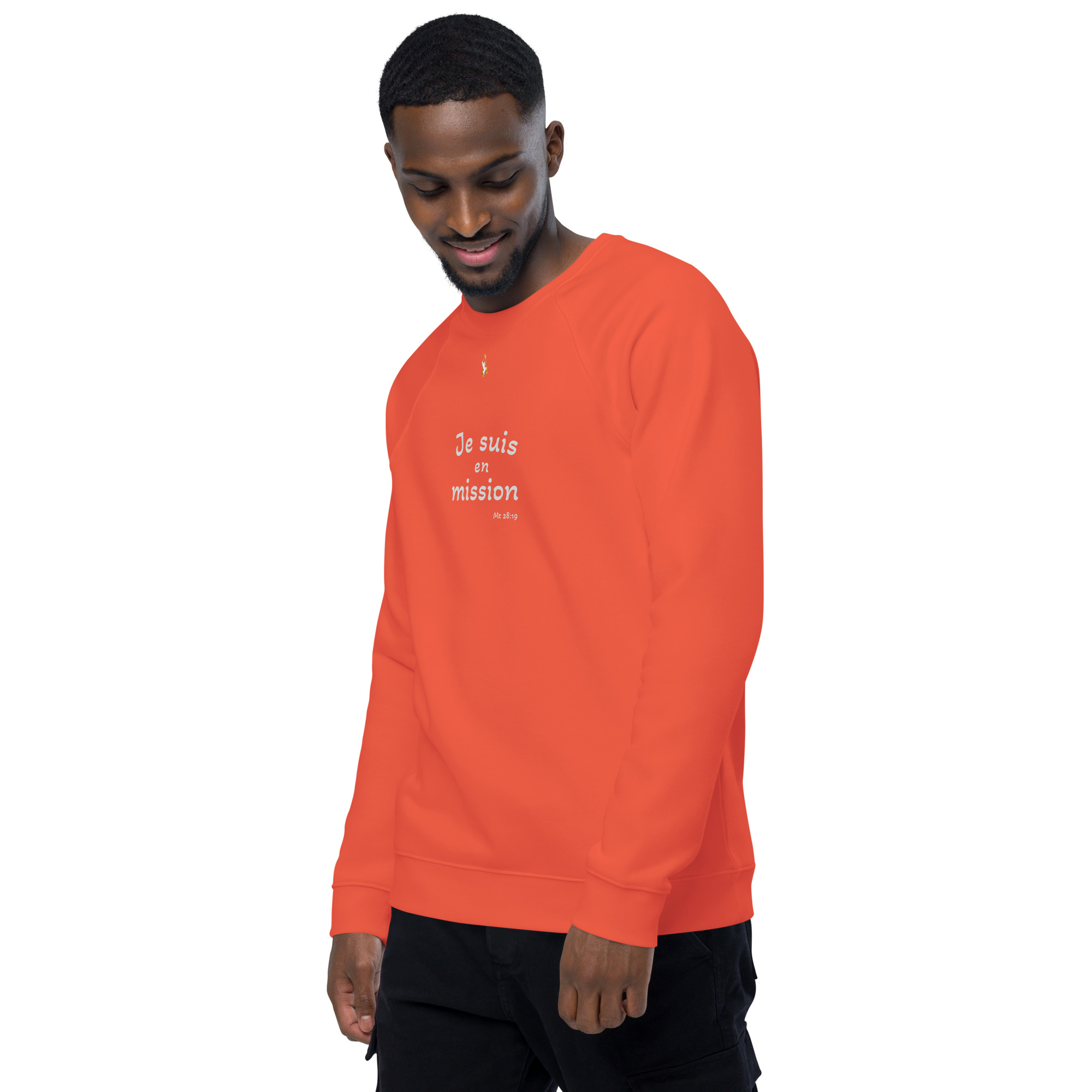 Sweatshirt écologique unisexe KHAWNAN orange, parole « Je suis en mission », vue de trois quarts gauche.