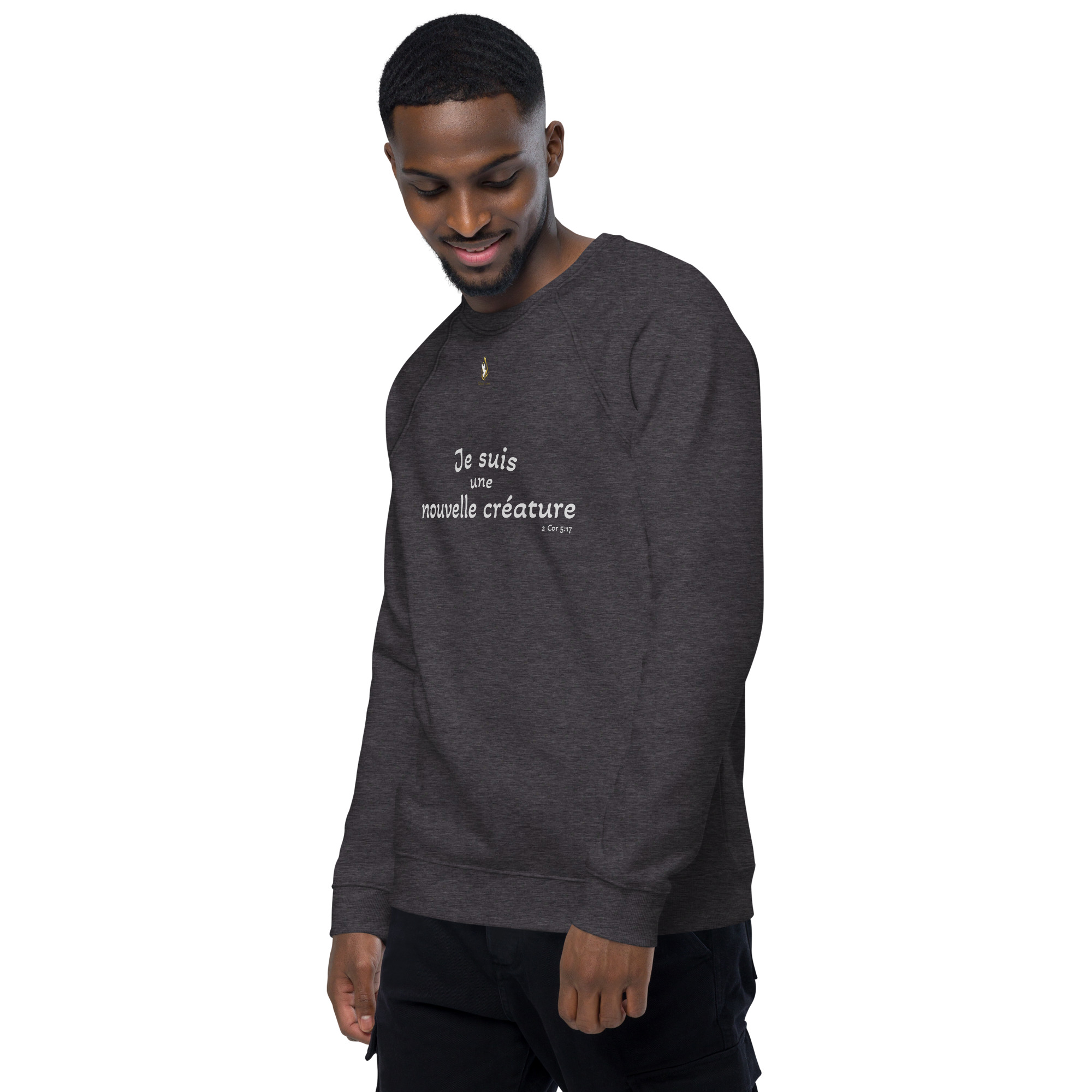 Sweatshirt écologique unisexe KHAWNAN anthracite, parole « Je suis une nouvelle créature », vue de trois quarts gauche.