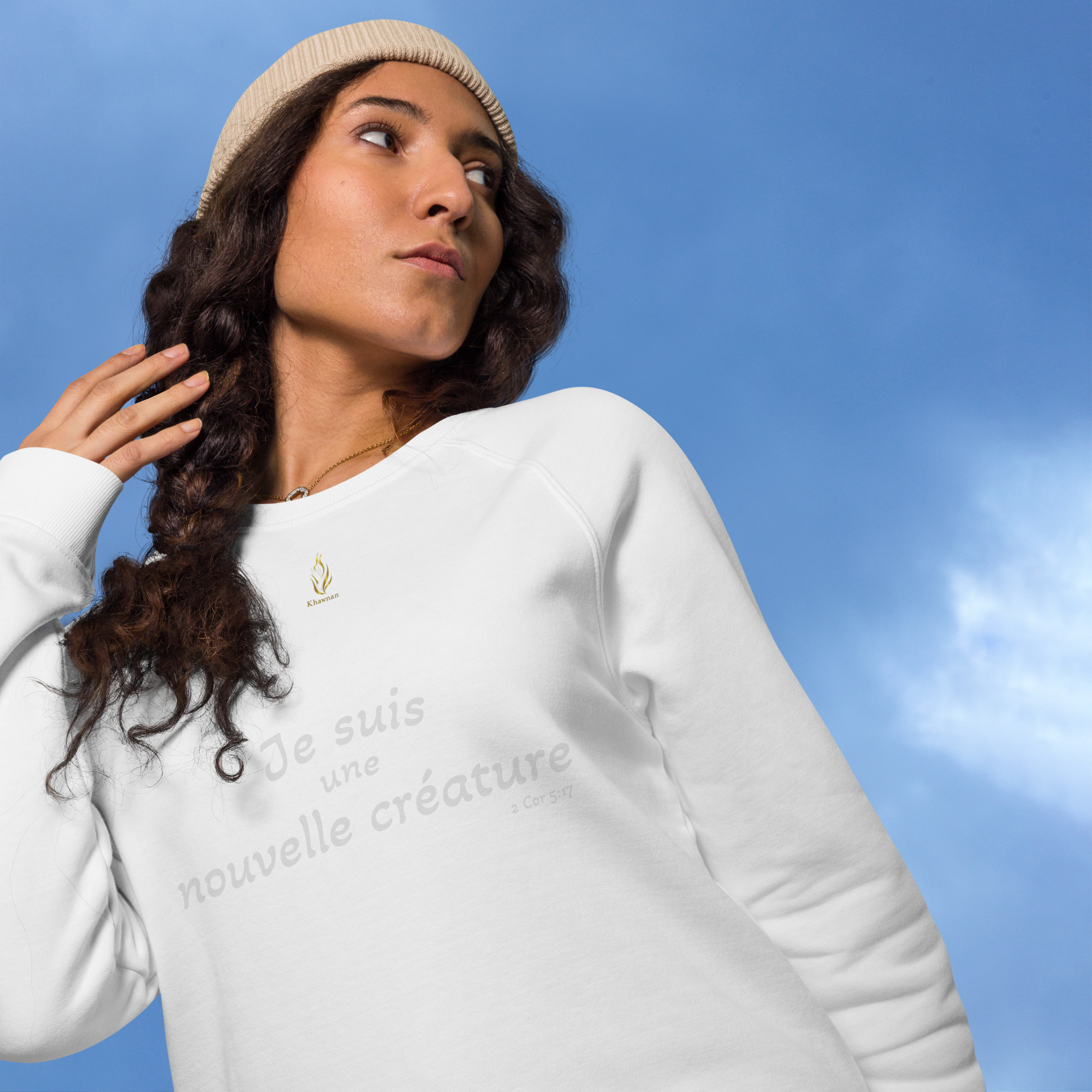 Sweatshirt écologique unisexe KHAWNAN blanc, parole « Je suis une nouvelle créature », vue de face.