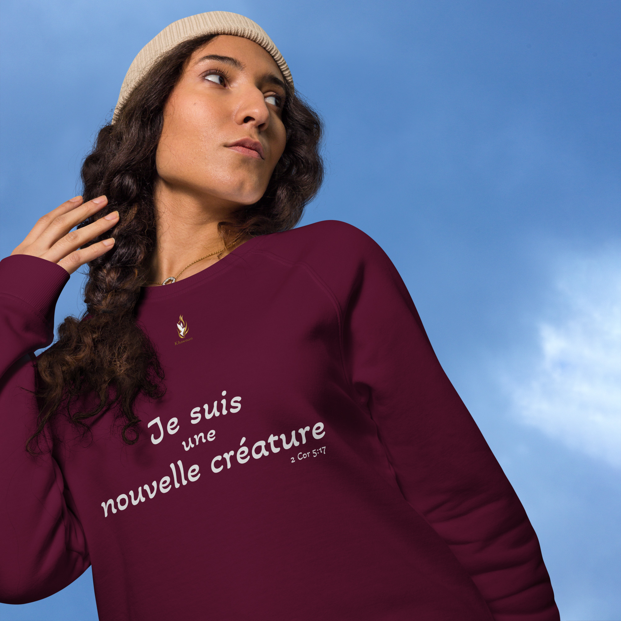 Sweatshirt écologique unisexe KHAWNAN bordeaux profond, parole « Je suis une nouvelle créature », vue de face.