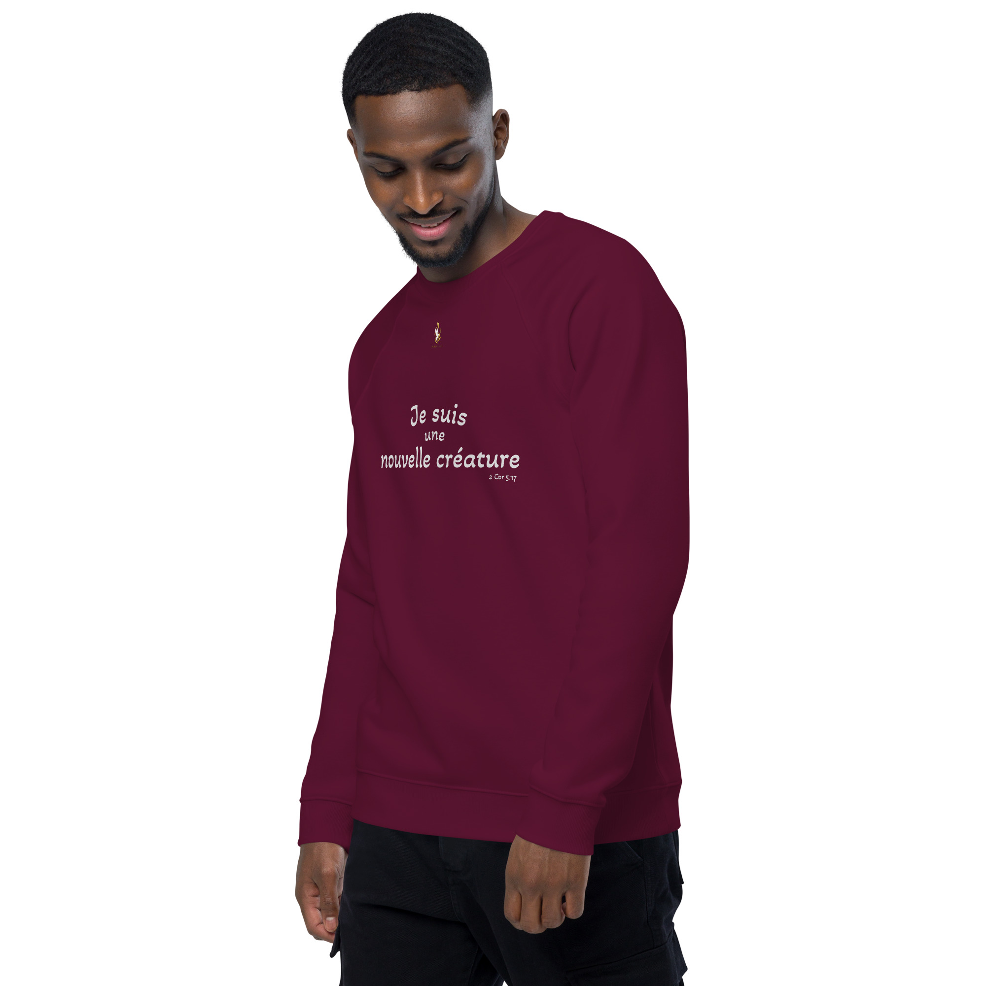 Sweatshirt écologique unisexe KHAWNAN bordeaux, parole « Je suis une nouvelle créature », vue de trois quarts gauche.