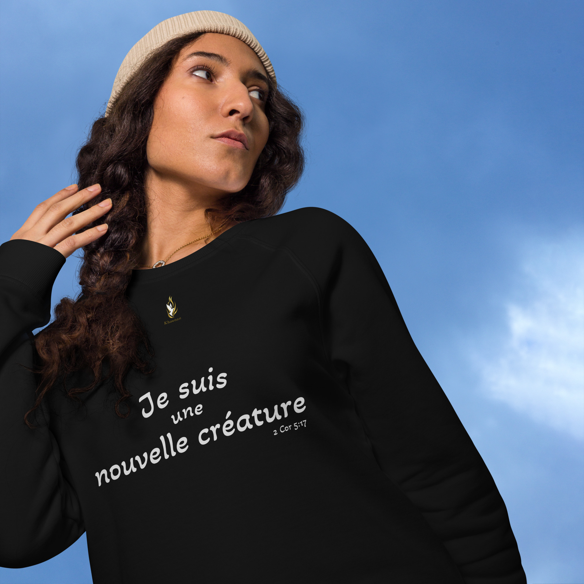 Sweatshirt écologique unisexe KHAWNAN noir, parole « Je suis une nouvelle créature », vue de face.