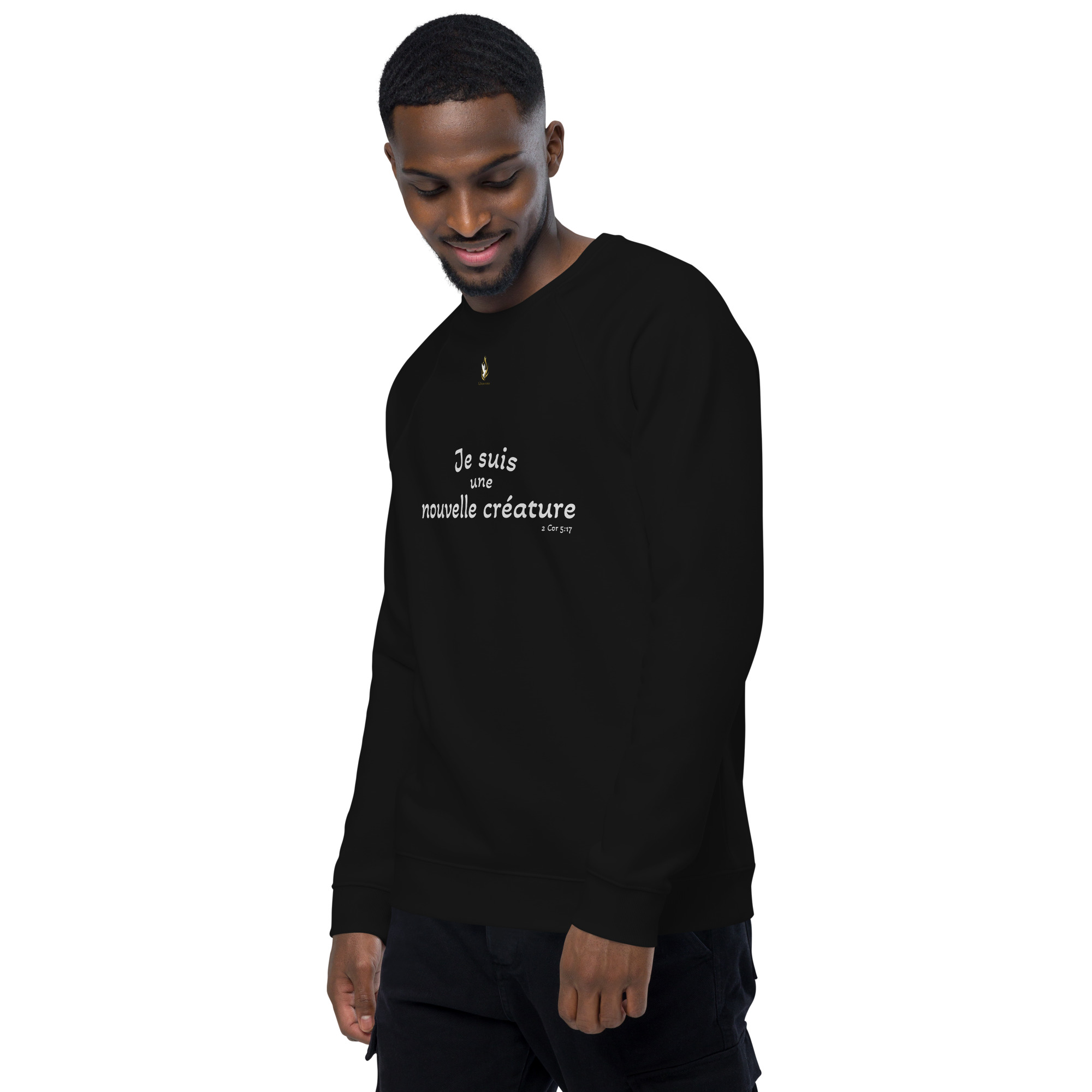 Sweatshirt écologique unisexe KHAWNAN noir, parole « Je suis une nouvelle créature », vue de trois quarts gauche.