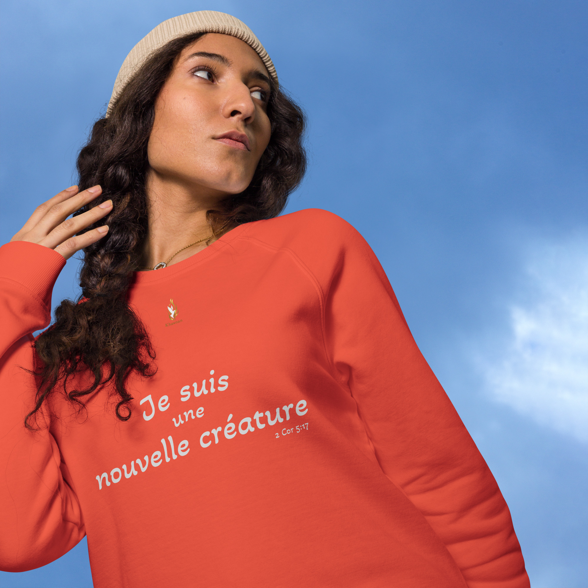 Sweatshirt écologique unisexe KHAWNAN orange, parole « Je suis une nouvelle créature », vue de face.