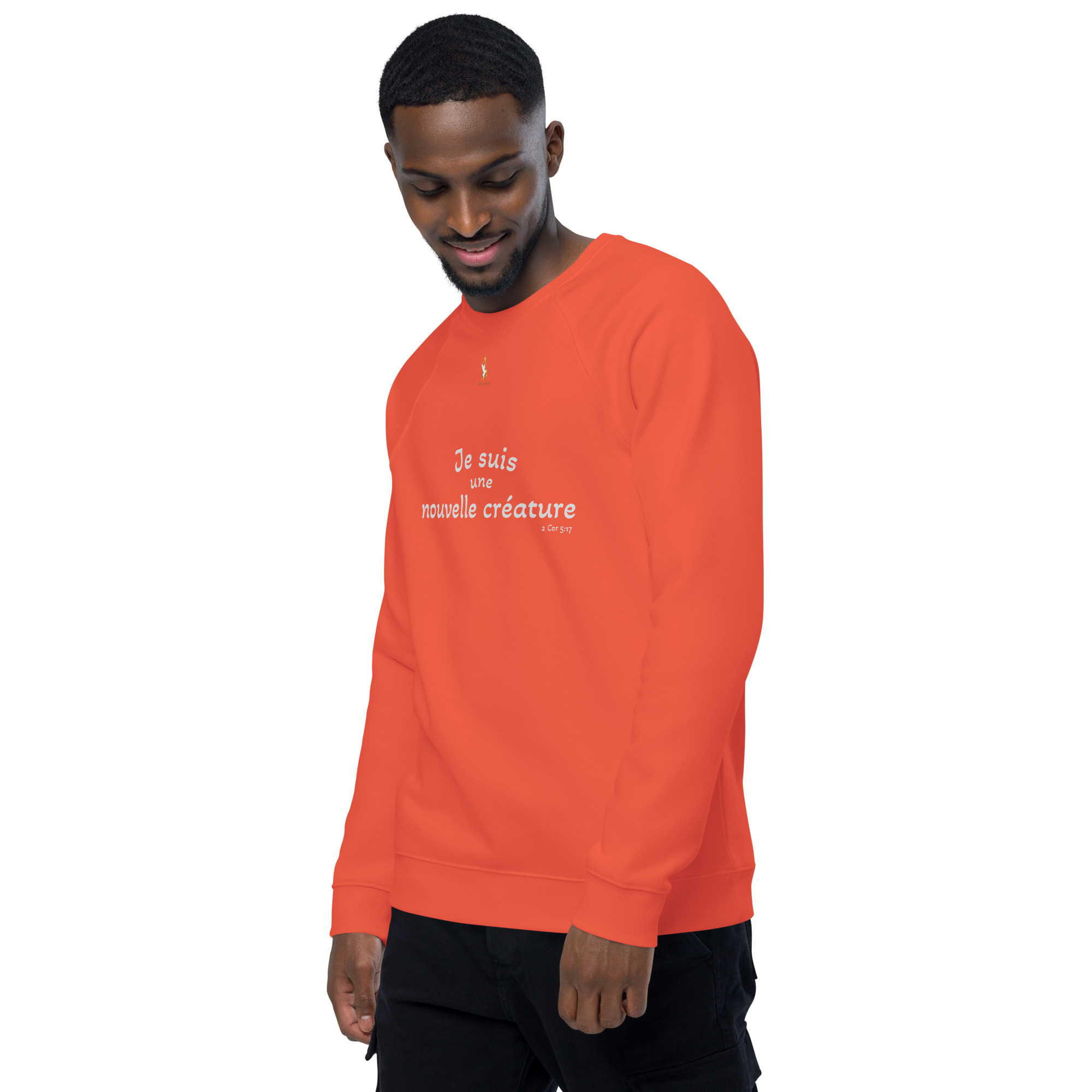 Sweatshirt écologique unisexe KHAWNAN orange, parole « Je suis une nouvelle créature », vue de trois quarts gauche.