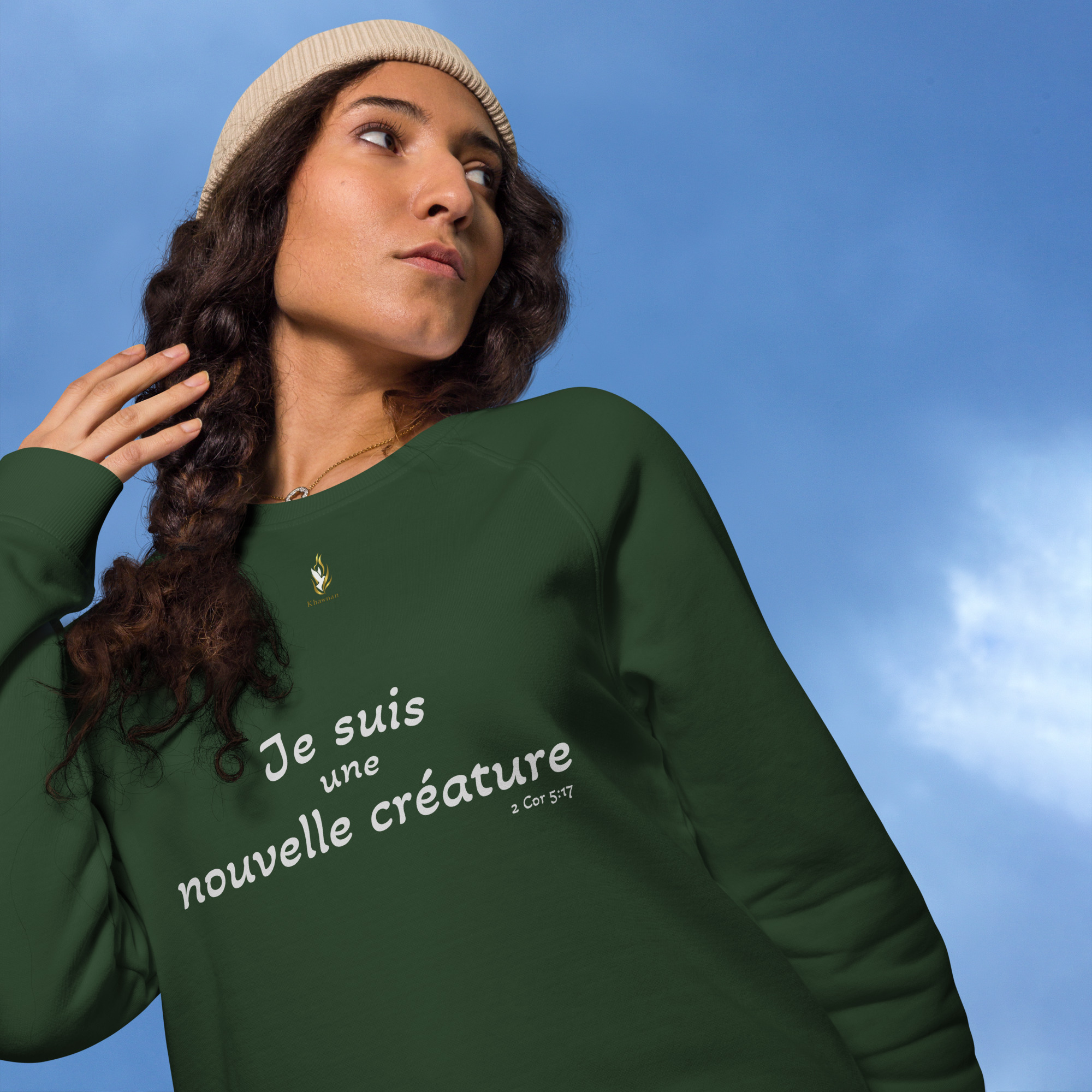 Sweatshirt écologique unisexe KHAWNAN vert bouteille, parole « Je suis une nouvelle créature », vue de face.
