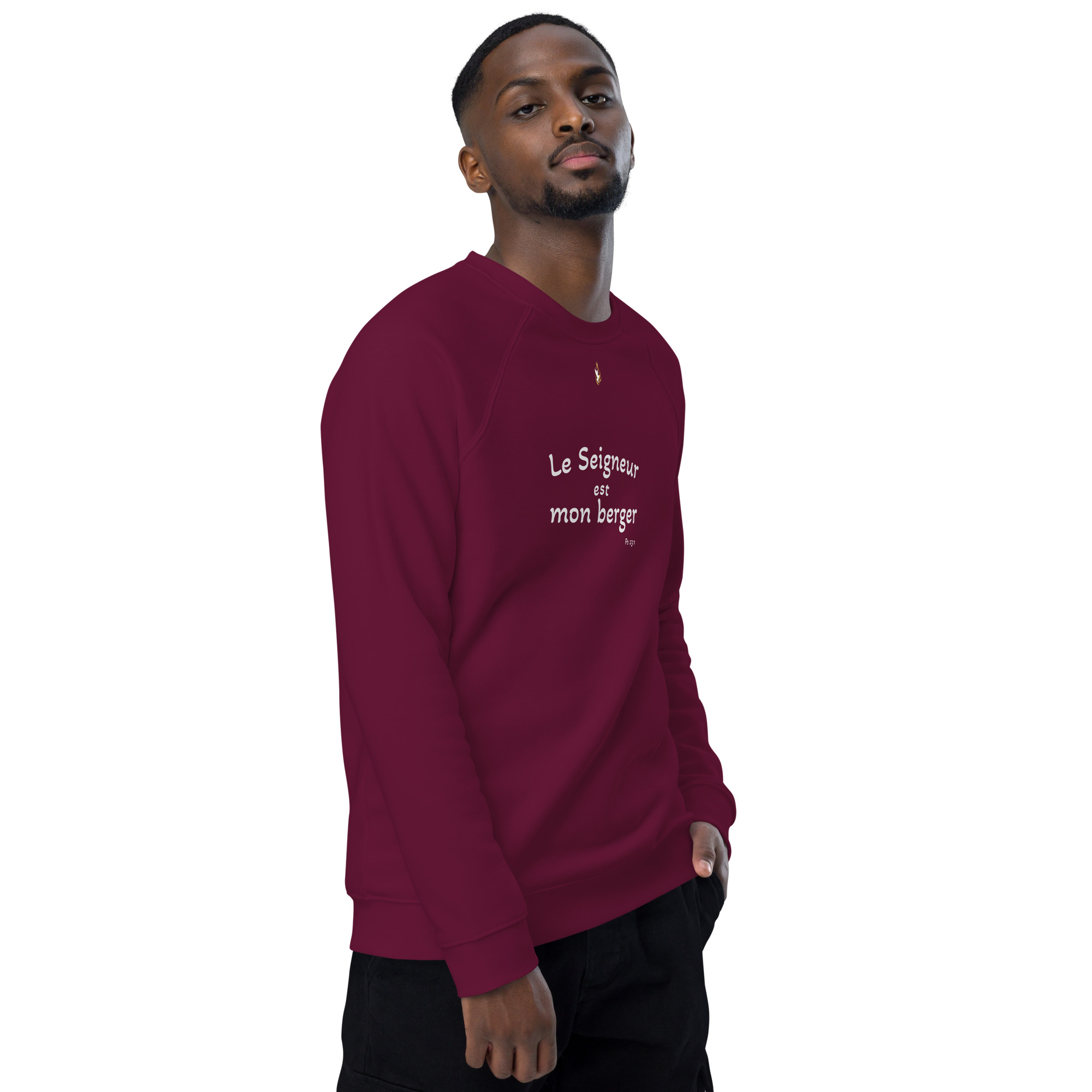 Sweatshirt écologique unisexe KHAWNAN bordeaux, parole « Le Seigneur est mon berger », vue de trois quarts droite.