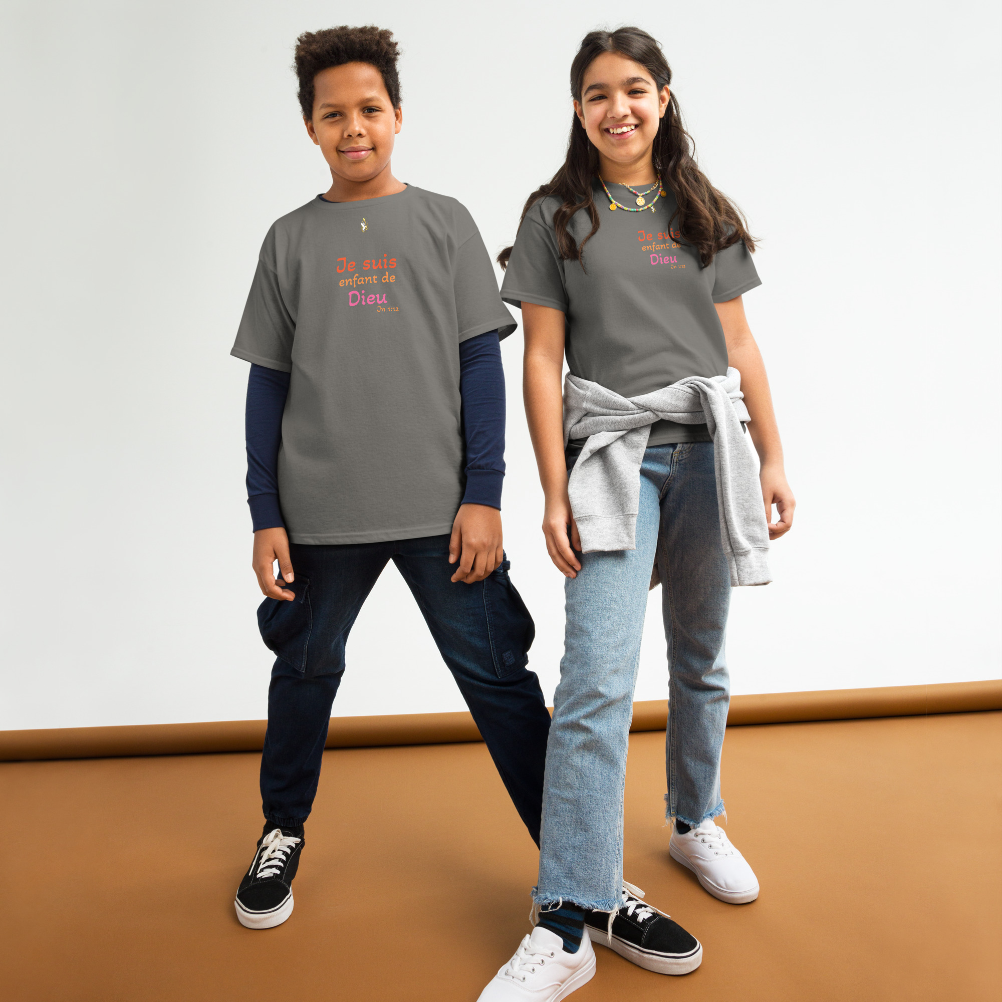 T-shirt classique enfant KHAWNAN anthracite, parole « Je suis enfant de Dieu », vue de face.