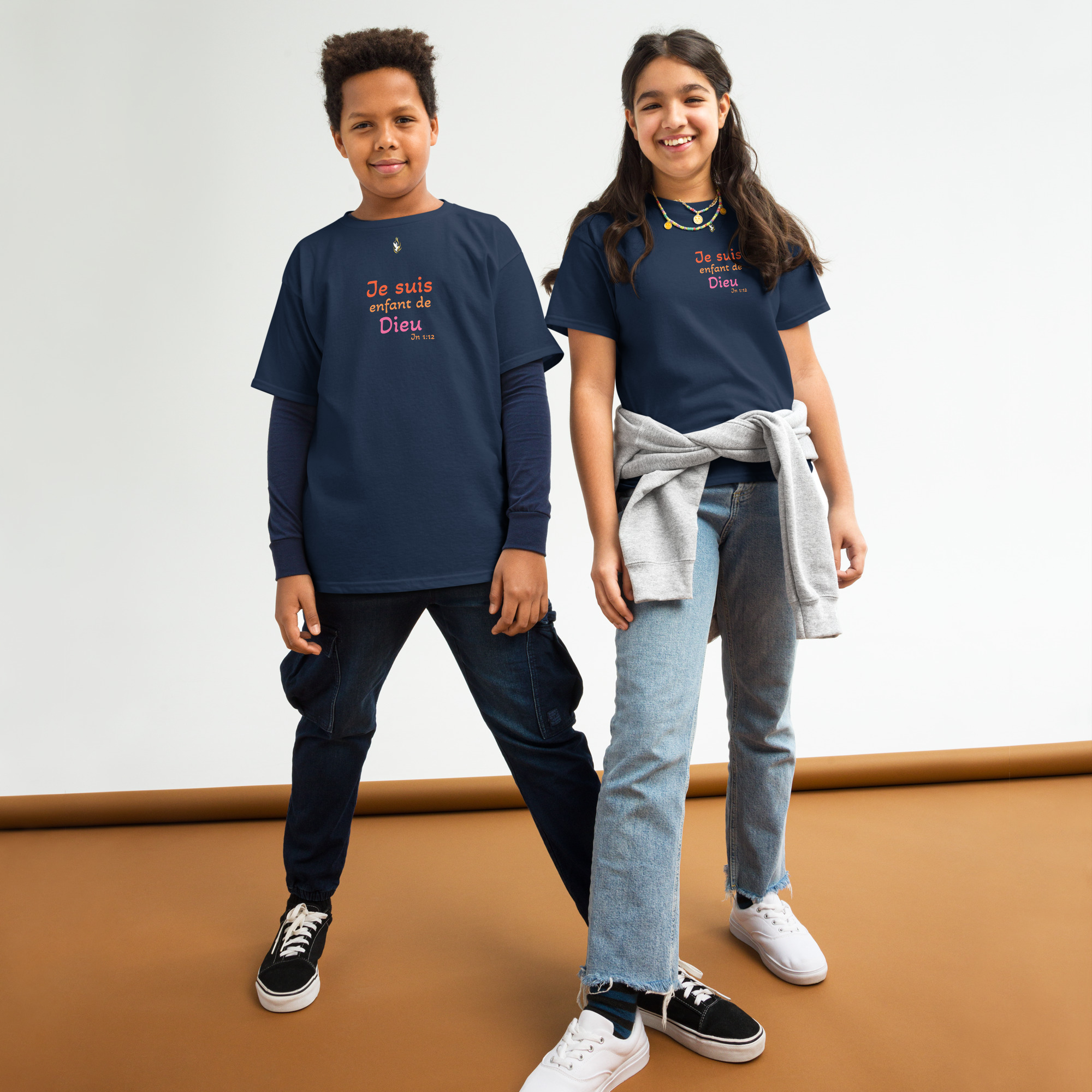 T-shirt classique enfant KHAWNAN bleu marine, parole « Je suis enfant de Dieu », vue de face.