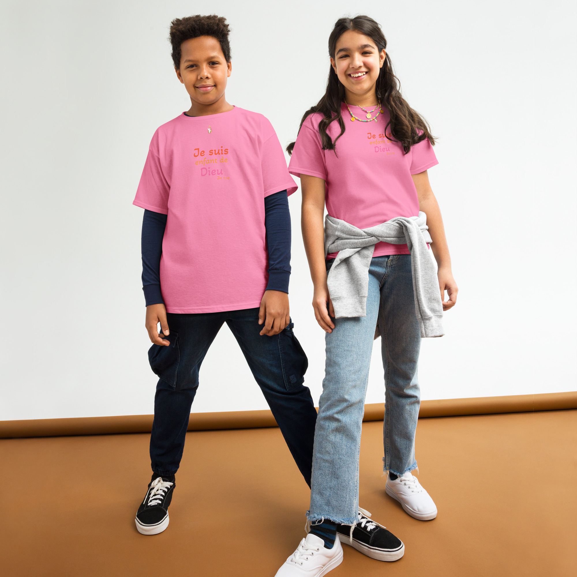 T-shirt classique enfant KHAWNAN rose, parole « Je suis enfant de Dieu », vue de face.