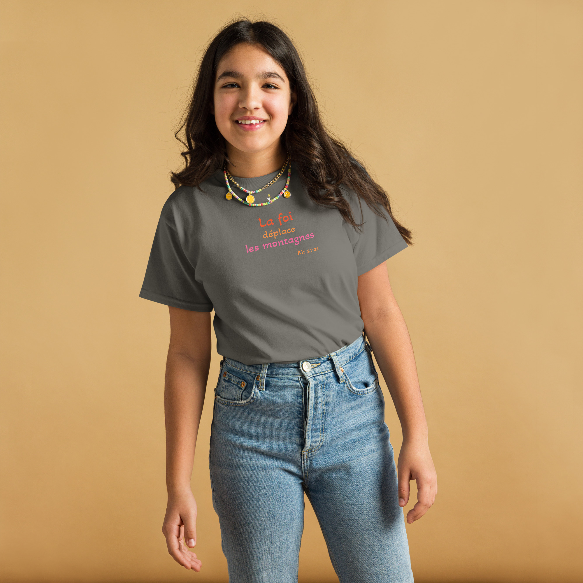 T-shirt classique enfant KHAWNAN anthracite, parole « La foi déplace les montagnes », vue de face.