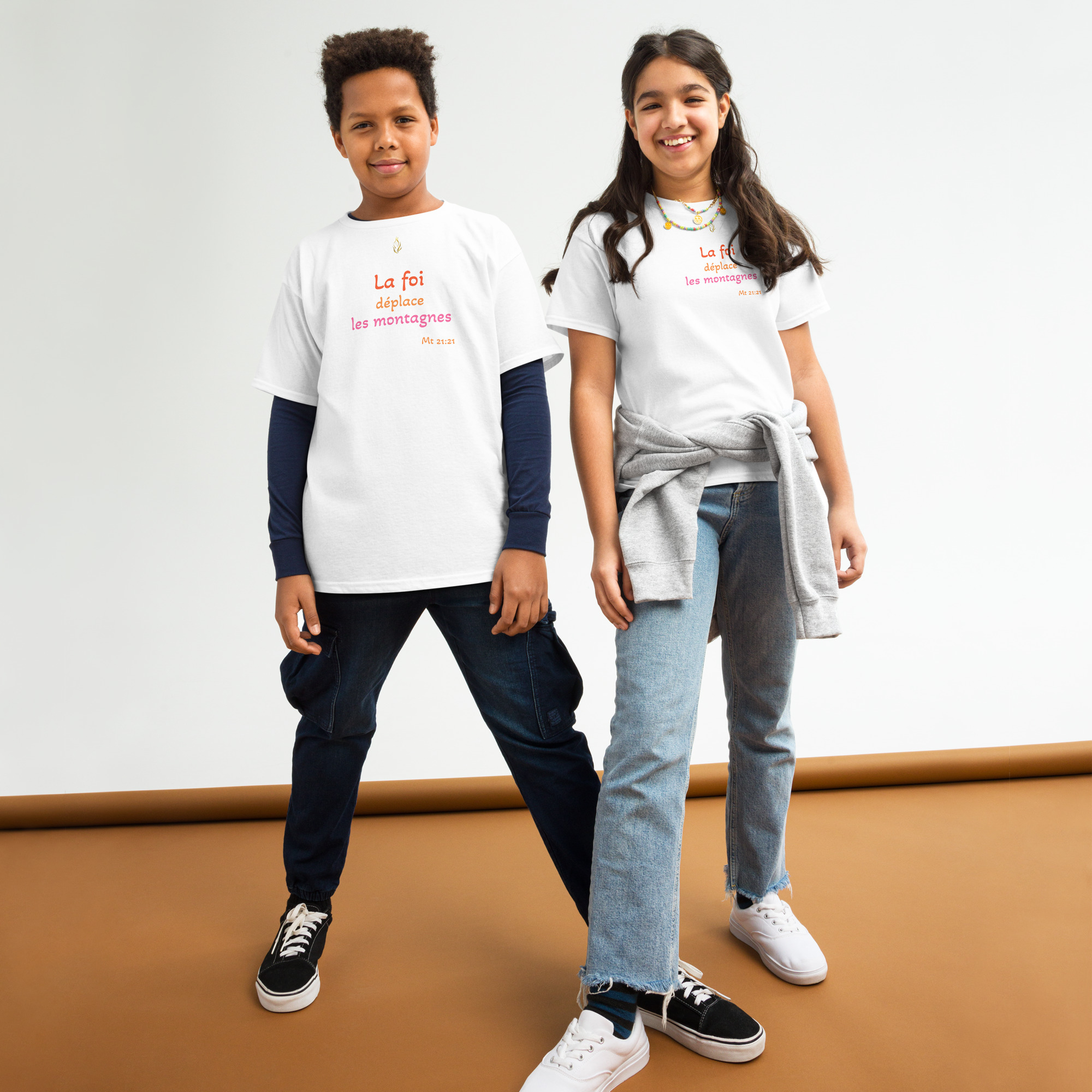 T-shirt classique enfant KHAWNAN blanc, parole « La foi déplace les montagnes », vue de face.