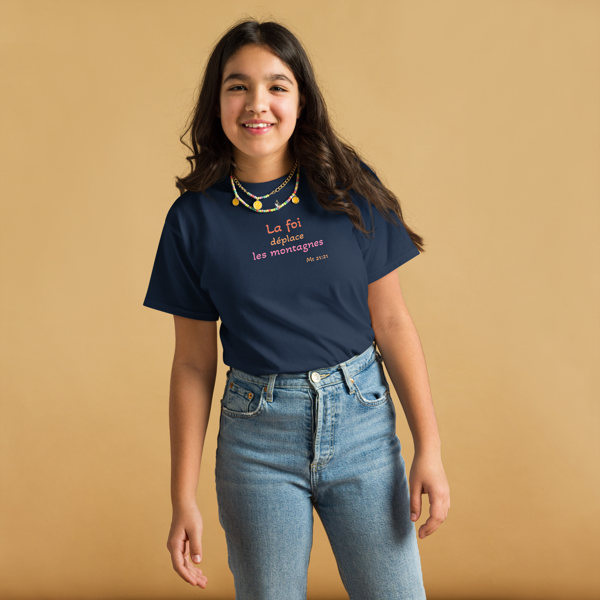 T-shirt classique enfant KHAWNAN bleu marine, parole « La foi déplace les montagnes », vue de face.