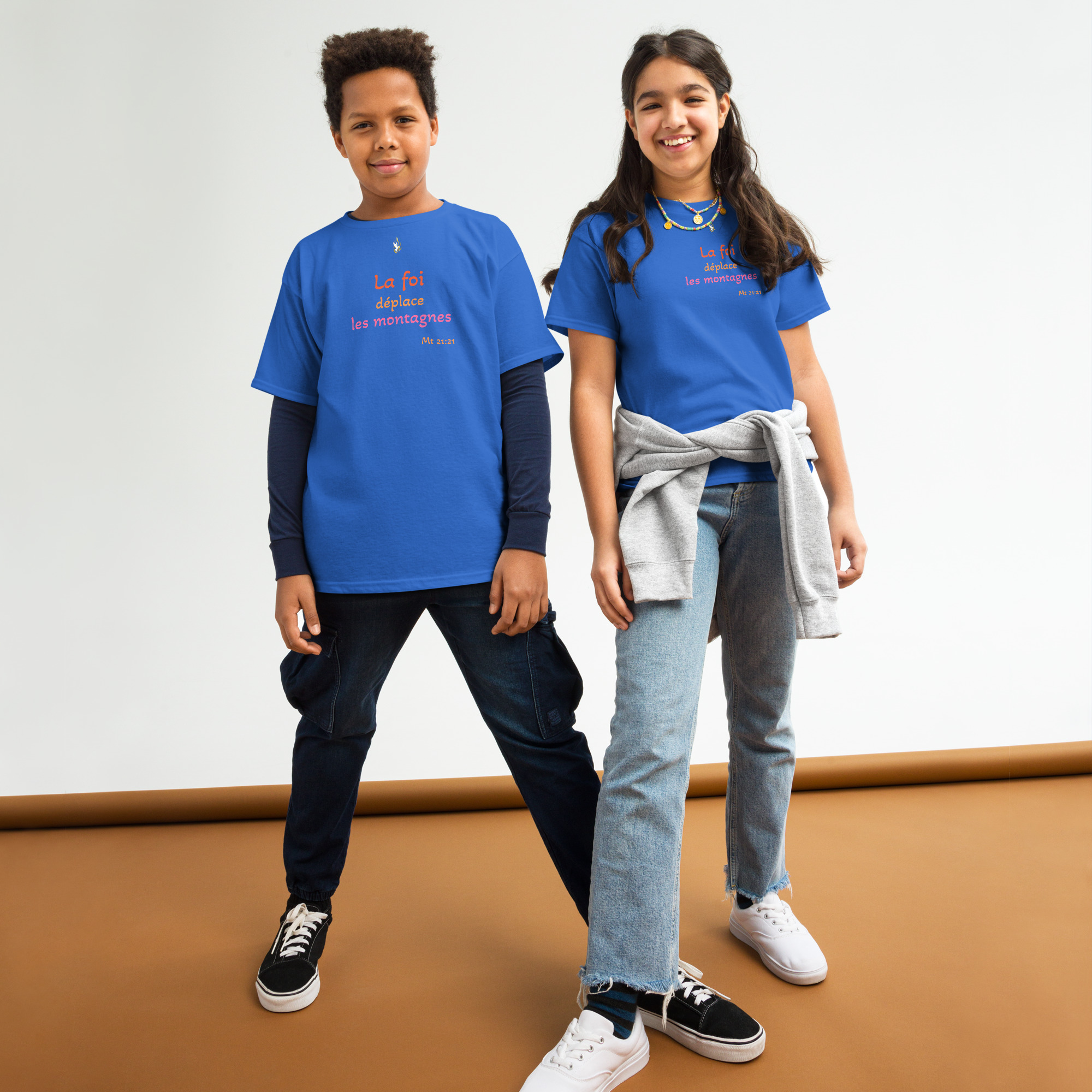 T-shirt classique enfant KHAWNAN bleu roi, parole « La foi déplace les montagnes », vue de face.