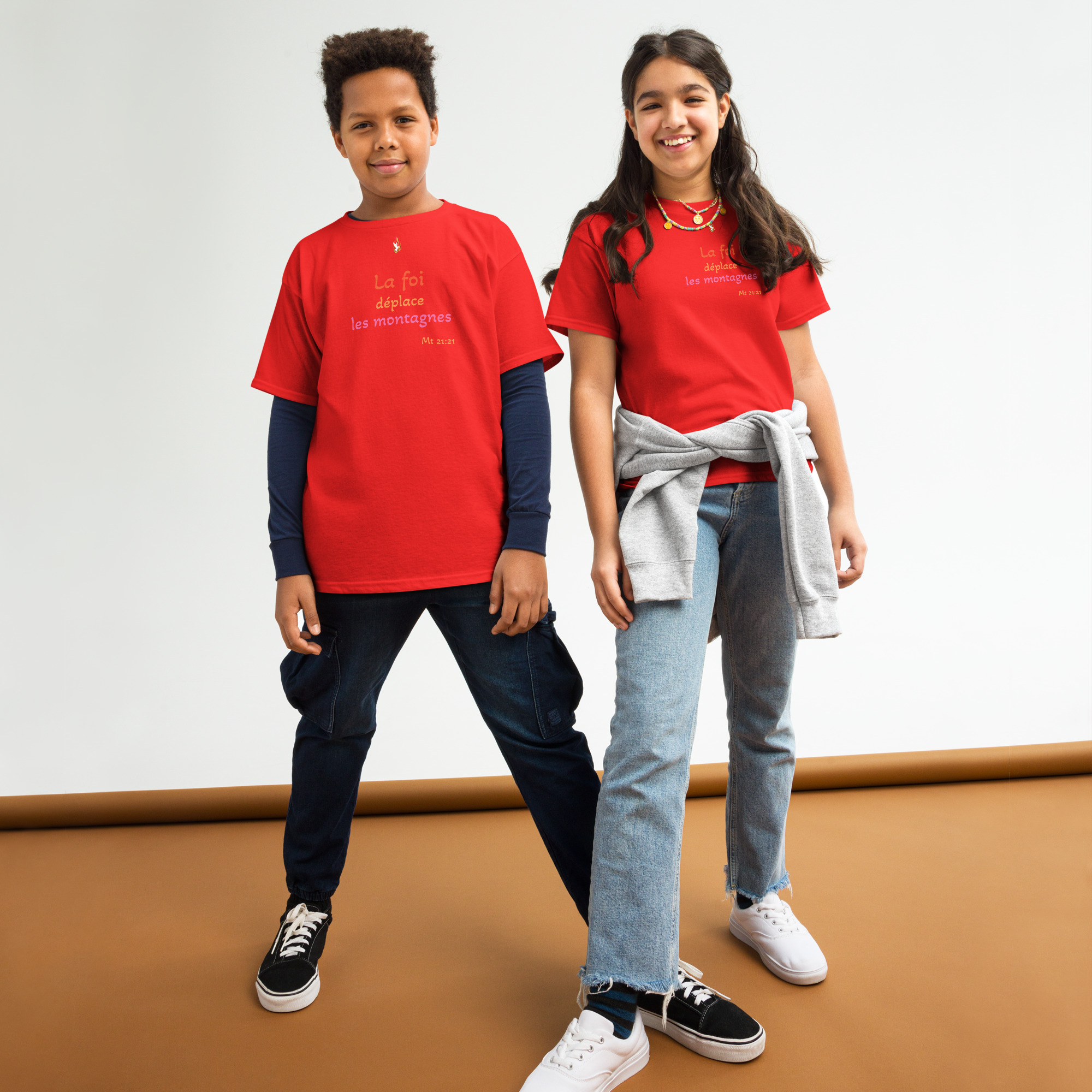 T-shirt classique enfant KHAWNAN rouge, parole « La foi déplace les montagnes », vue de face.