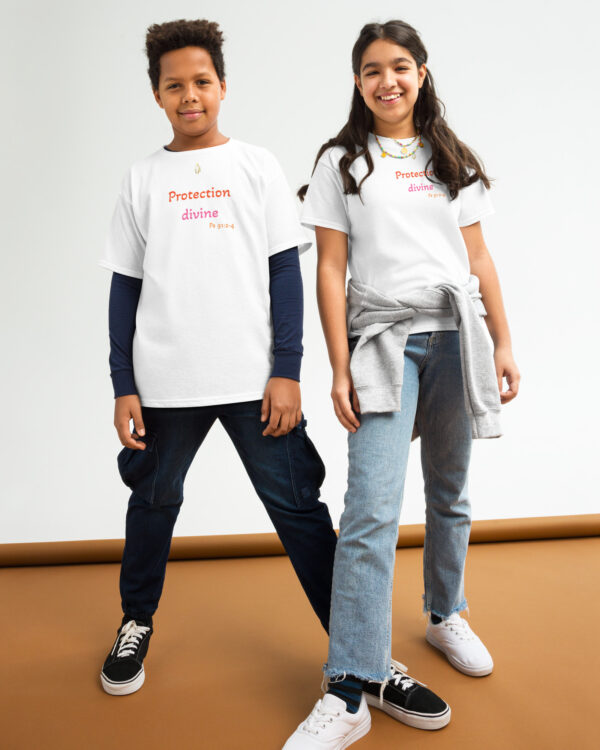 T-shirt classique enfant KHAWNAN blanc, parole « Protection divine », vue de face.