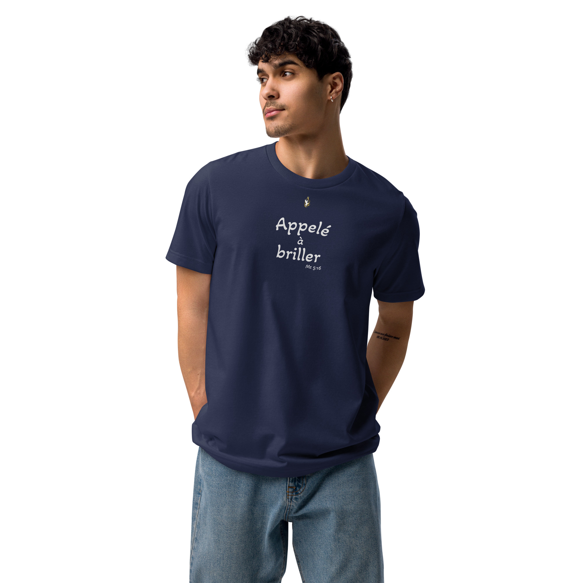 T-shirt écologique unisexe KHAWNAN bleu marine, parole « Appelé à briller », vue de face.