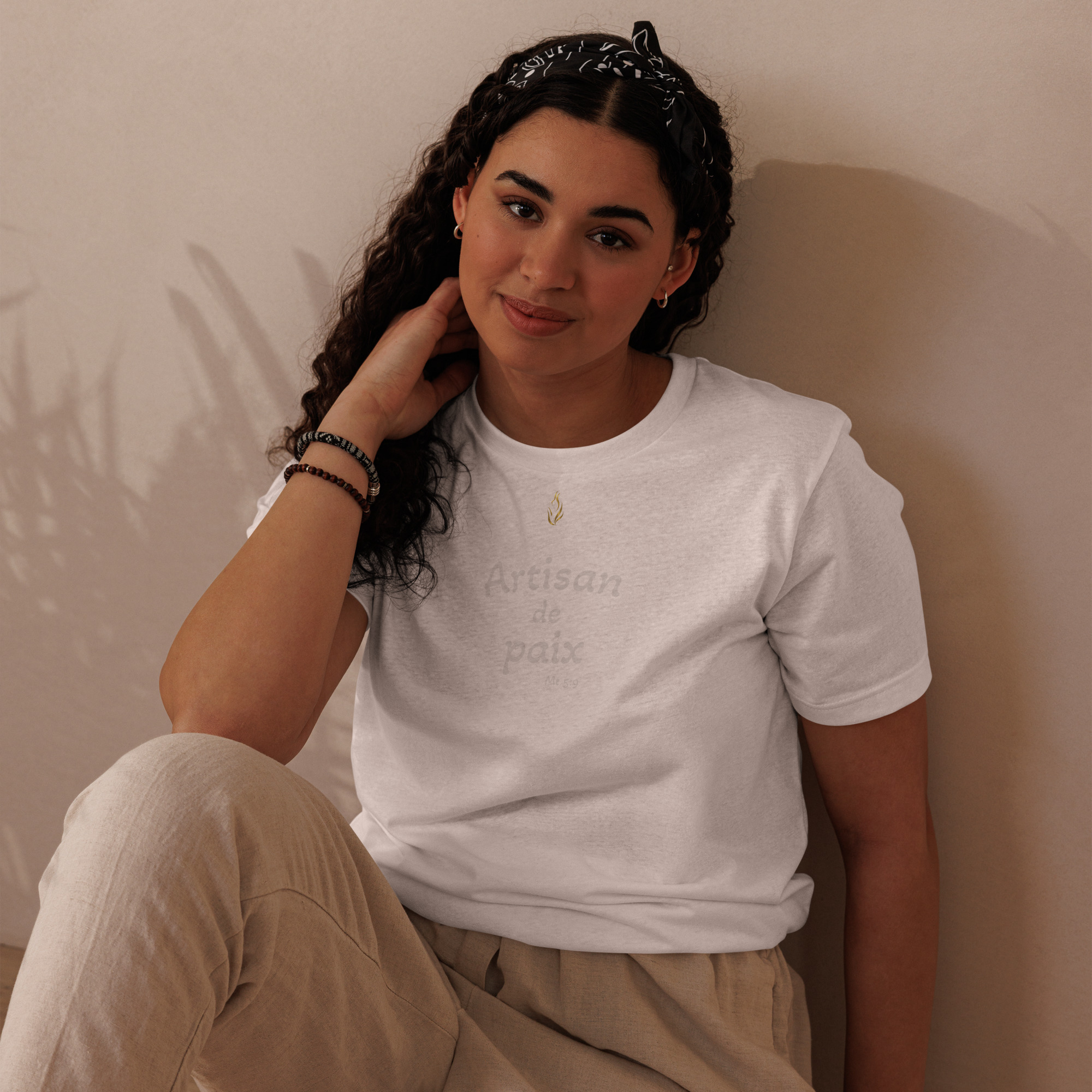 T-shirt écologique unisexe KHAWNAN blanc, parole « Artisan de paix », vue de face.