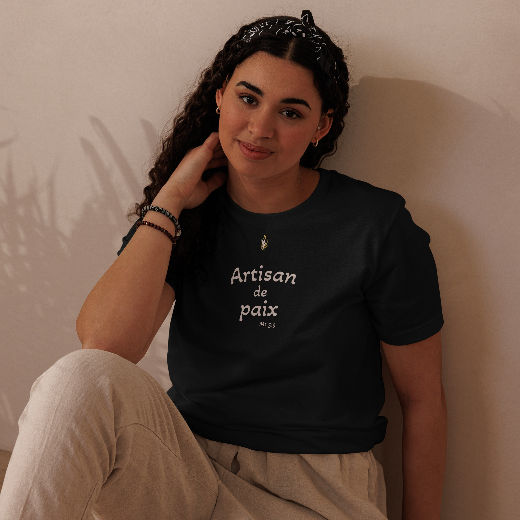 T-shirt écologique unisexe KHAWNAN noir, parole « Artisan de paix », vue de face.