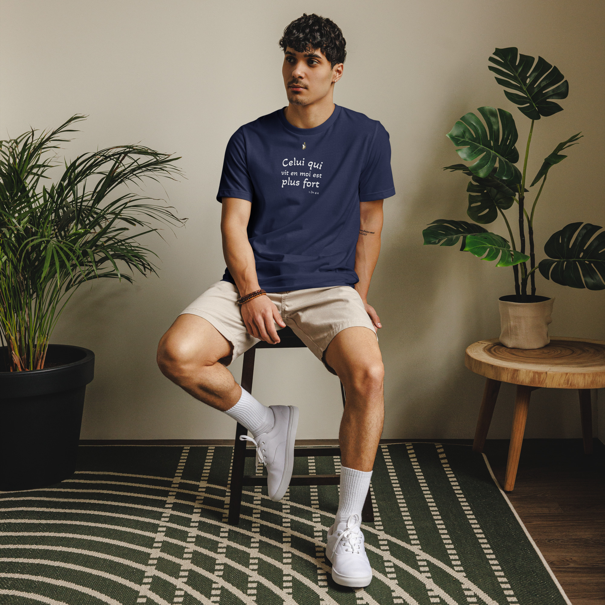 T-shirt écologique unisexe KHAWNAN bleu marine, parole « Celui qui vit en moi est plus fort », vue de face.