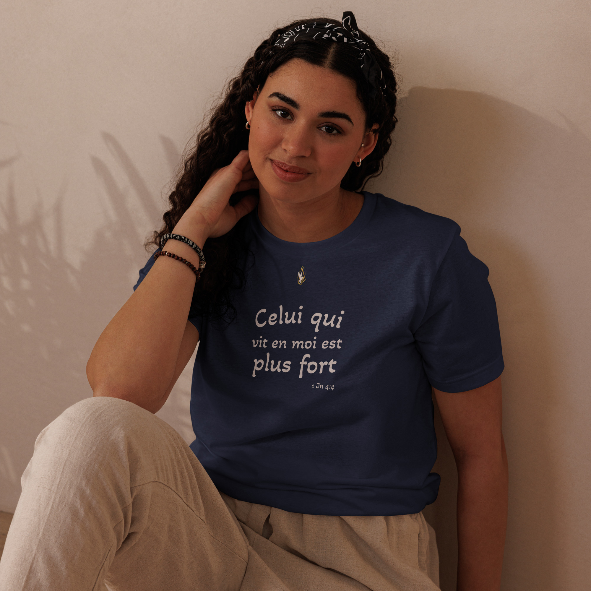 T-shirt écologique unisexe KHAWNAN bleu marine, parole « Celui qui vit en moi est plus fort », vue de face.