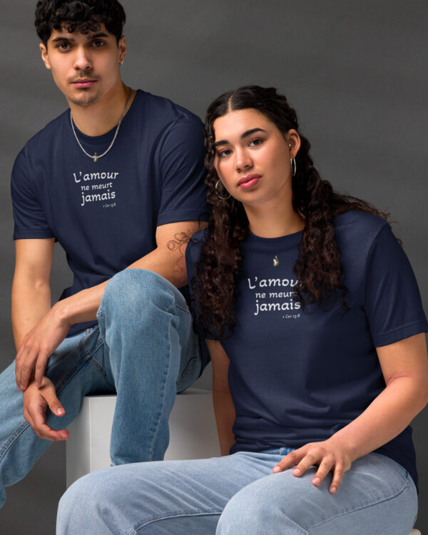 T-shirt écologique unisexe KHAWNAN bleu marine, parole « L’amour ne meurt jamais ».