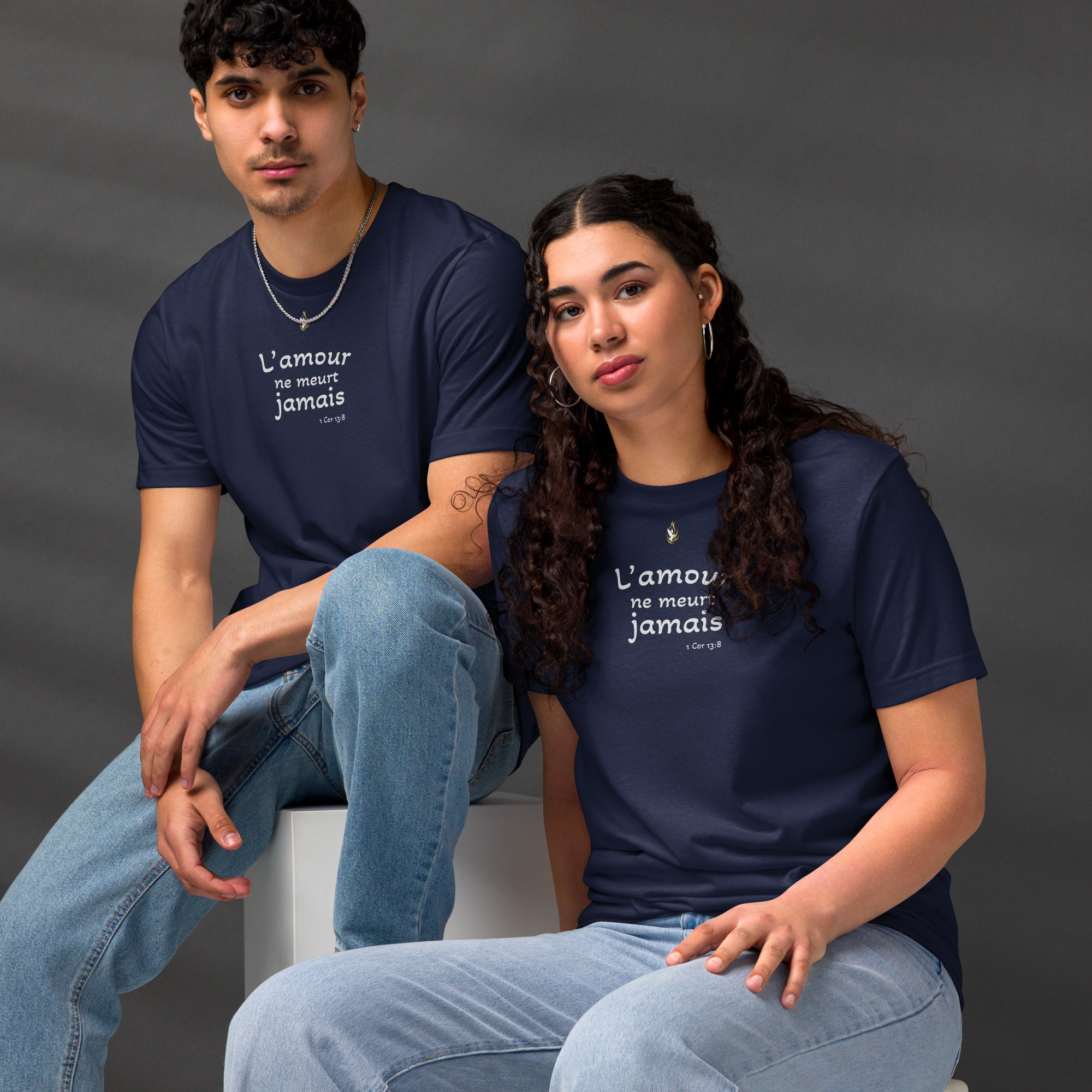 T-shirt écologique unisexe KHAWNAN bleu marine, parole « L’amour ne meurt jamais ».