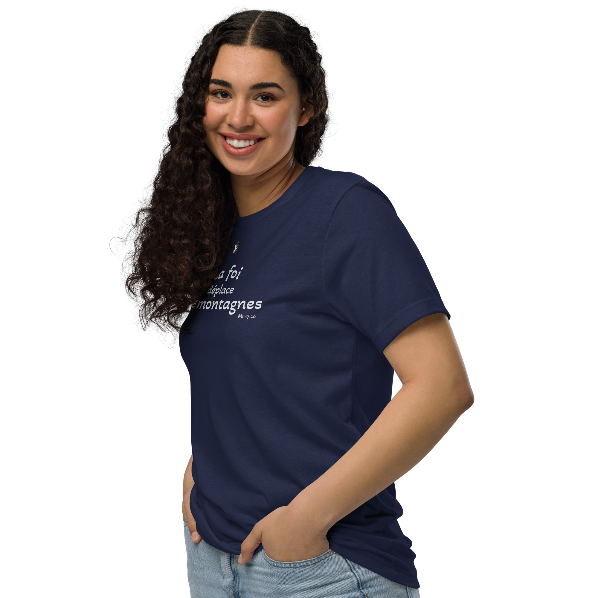 T-shirt écologique unisexe KHAWNAN bleu marine, parole « La foi déplace les montagnes », vue de trois quarts gauche.
