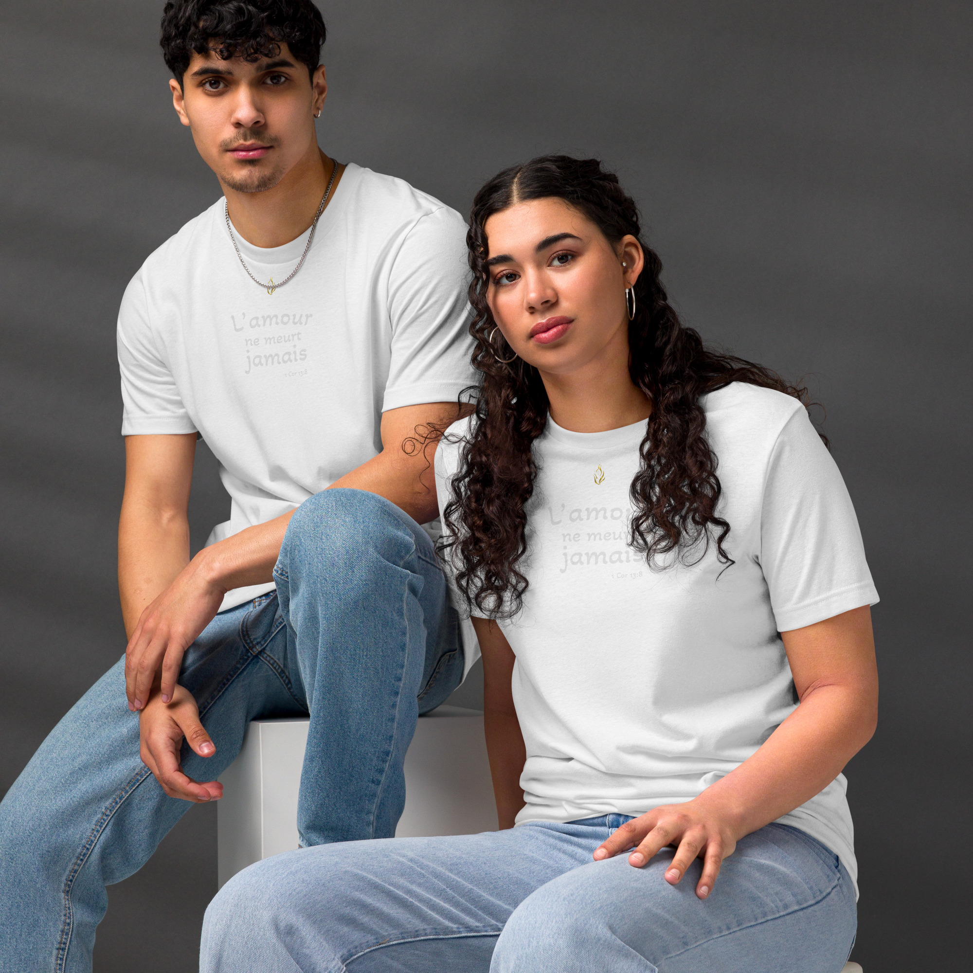 T-shirt écologique unisexe KHAWNAN blanc, parole « L’amour ne meurt jamais », vue de face.